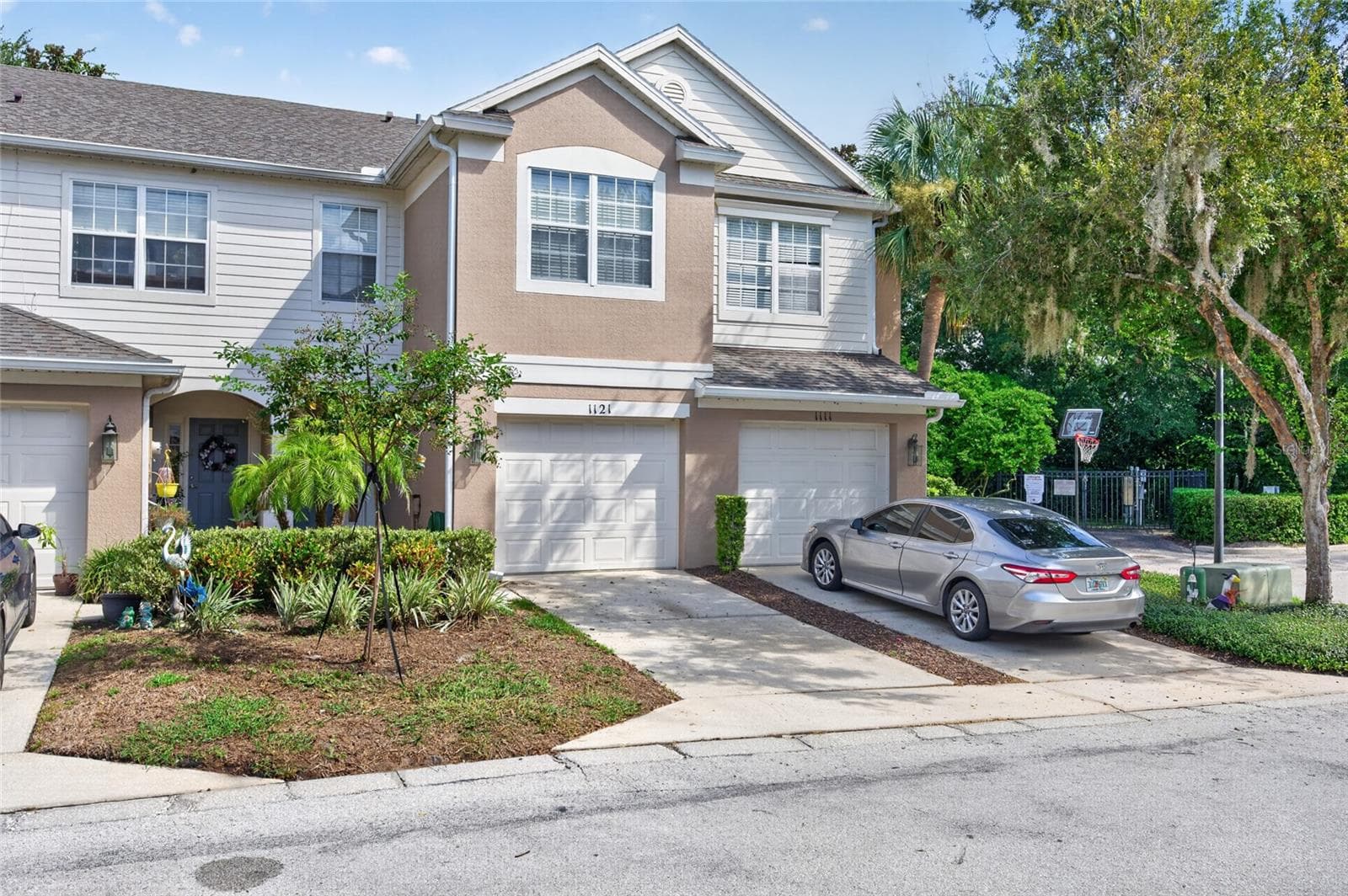 1121 LOYOLA CT