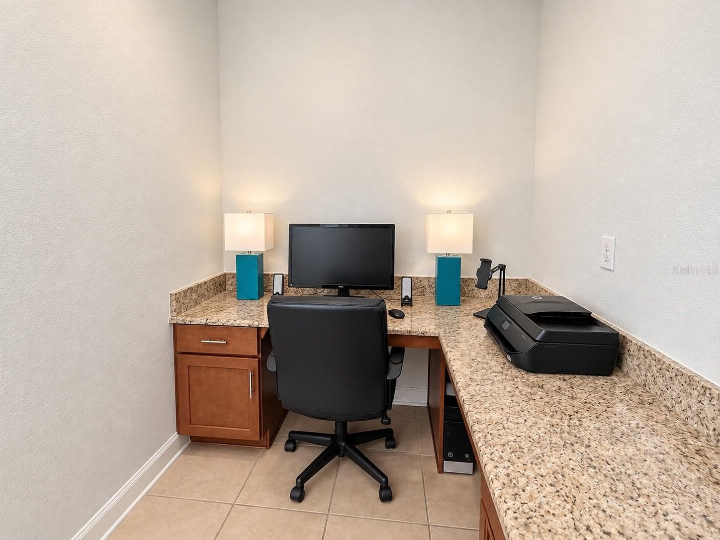 Built in granite desktop. - 1516 BUNKER DR, DAVENPORT