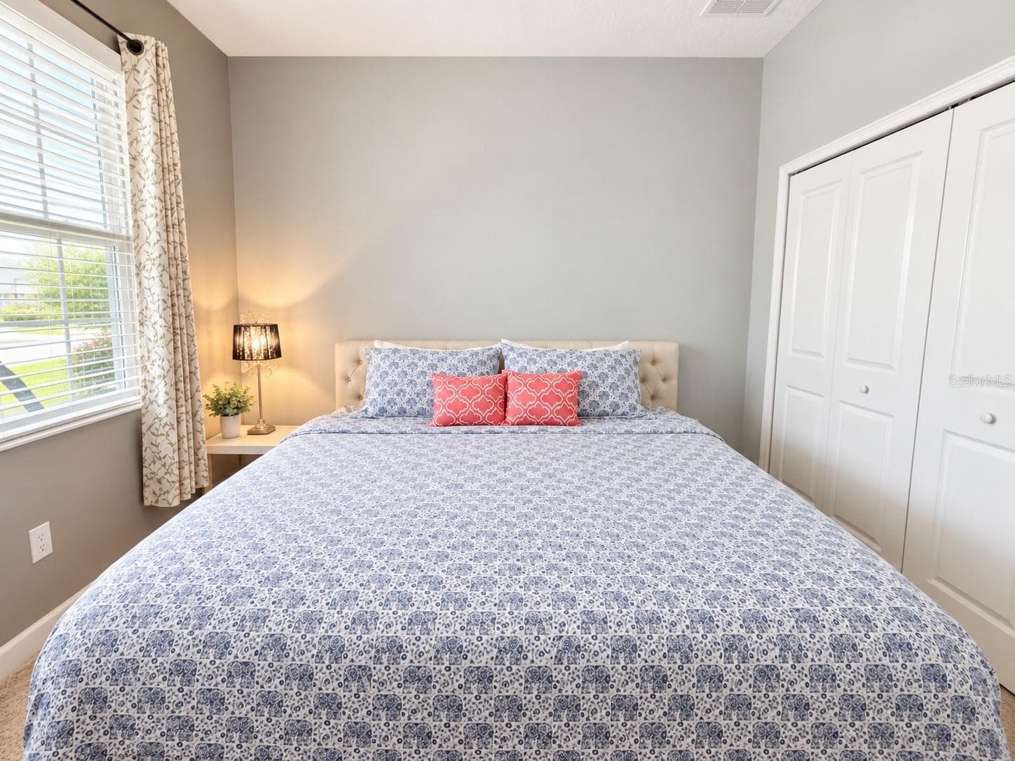 First floor bedroom is perfect for an in-law or guests - 1516 BUNKER DR, DAVENPORT