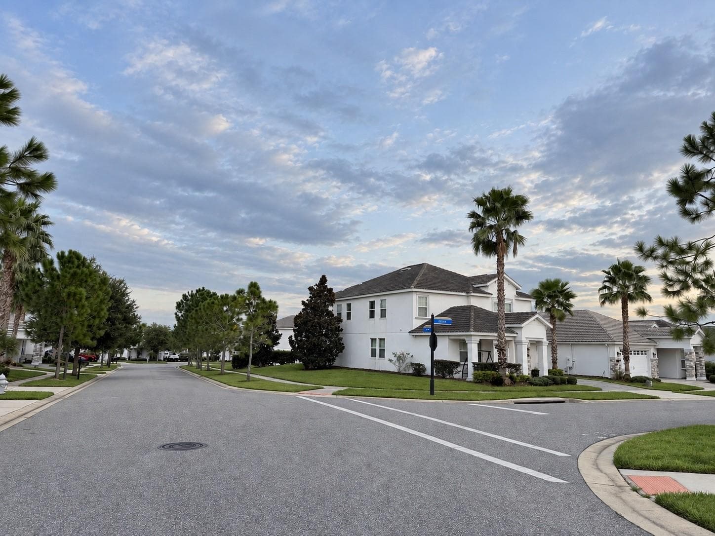 Expansive side yard highlights the additional outdoor space offered by the corner homesite. - 1516 BUNKER DR, DAVENPORT