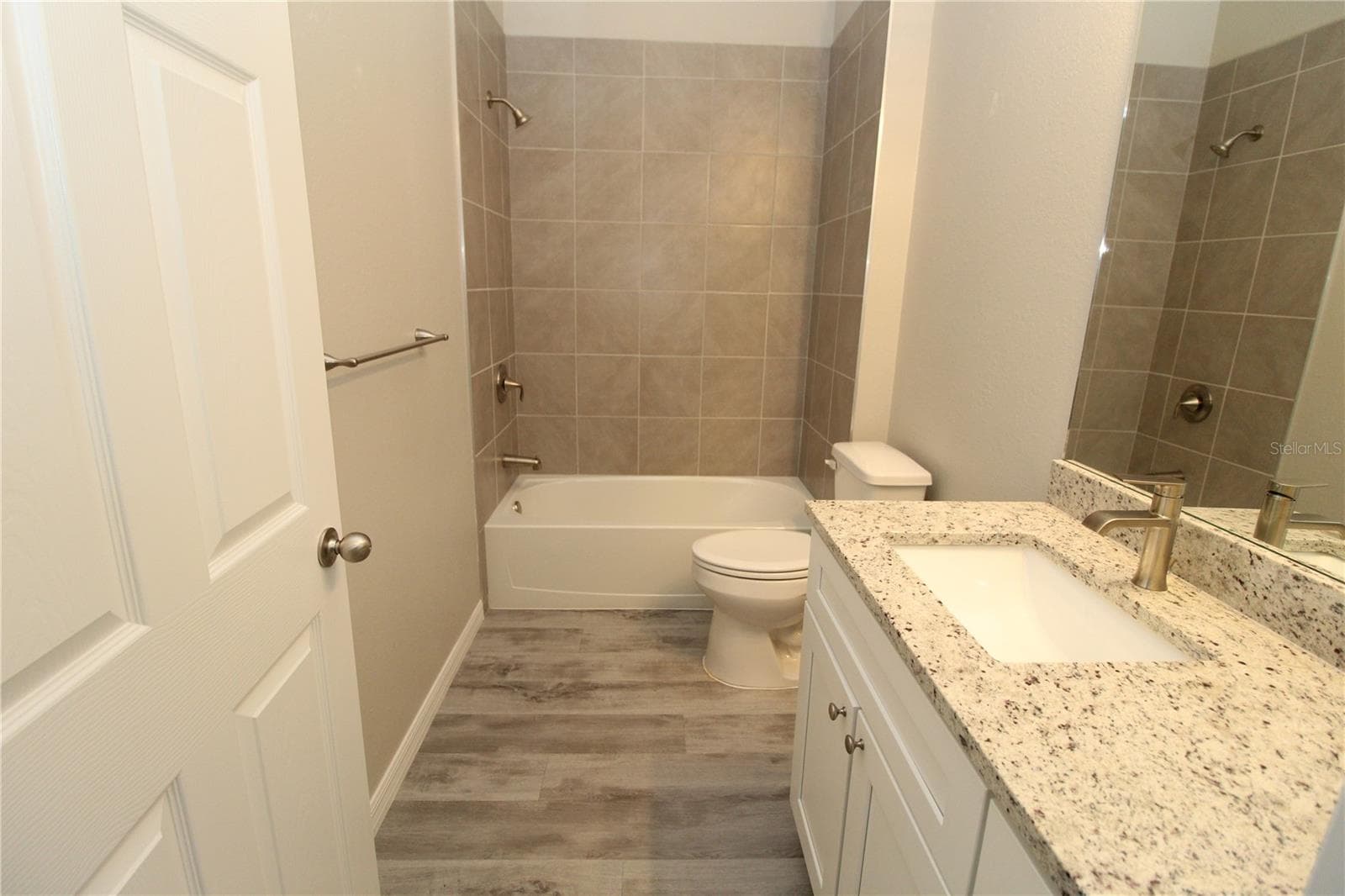 Guest Bathroom.. Tub/Shower combo with nice tile walls in shower... - 1888 FRANKLIN LN, NORTH PORT