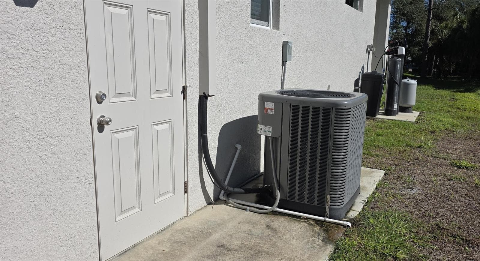 Exterior side view... - 1888 FRANKLIN LN, NORTH PORT