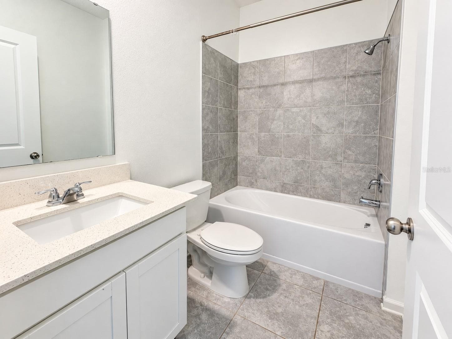 Shared bathroom - 546 HATTERAS RD, DAVENPORT