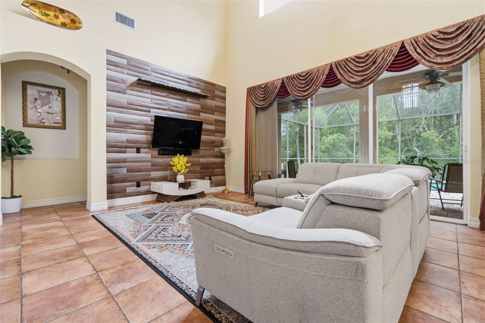 Single Family Residence at 18004 LANAI ISLE DR, TAMPA, photo 26 of 81