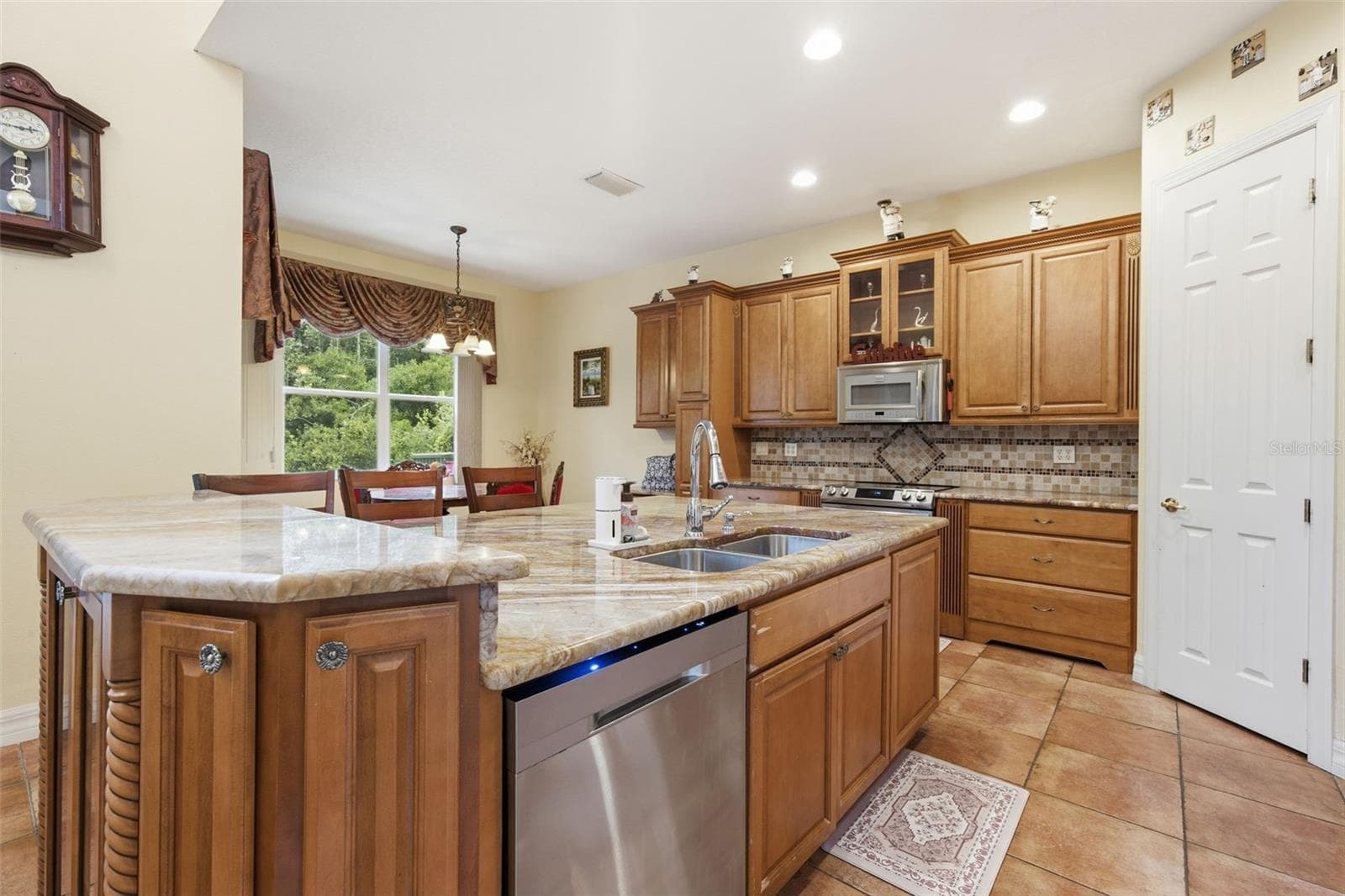 Single Family Residence at 18004 LANAI ISLE DR, TAMPA, photo 21 of 81