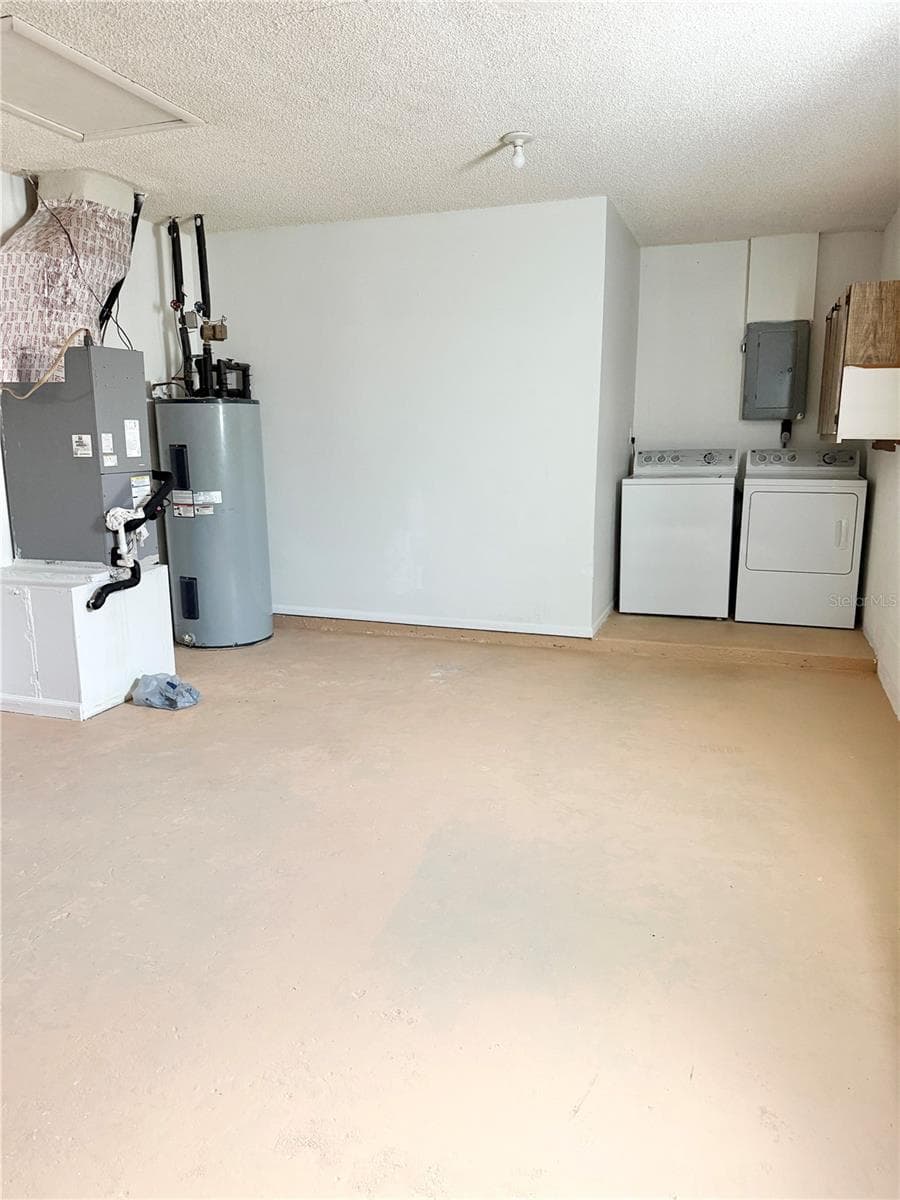 Garage with Washer and Dryer - 1036 HOPE ST, VENICE