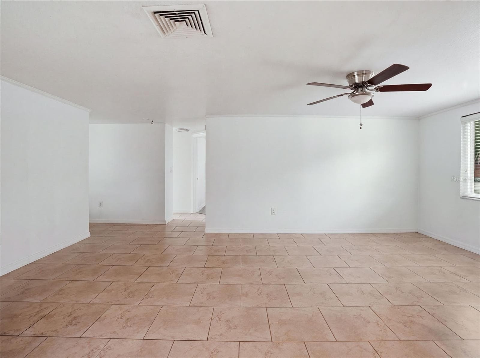 Living room - 8502 ARROWHEAD DR, HUDSON