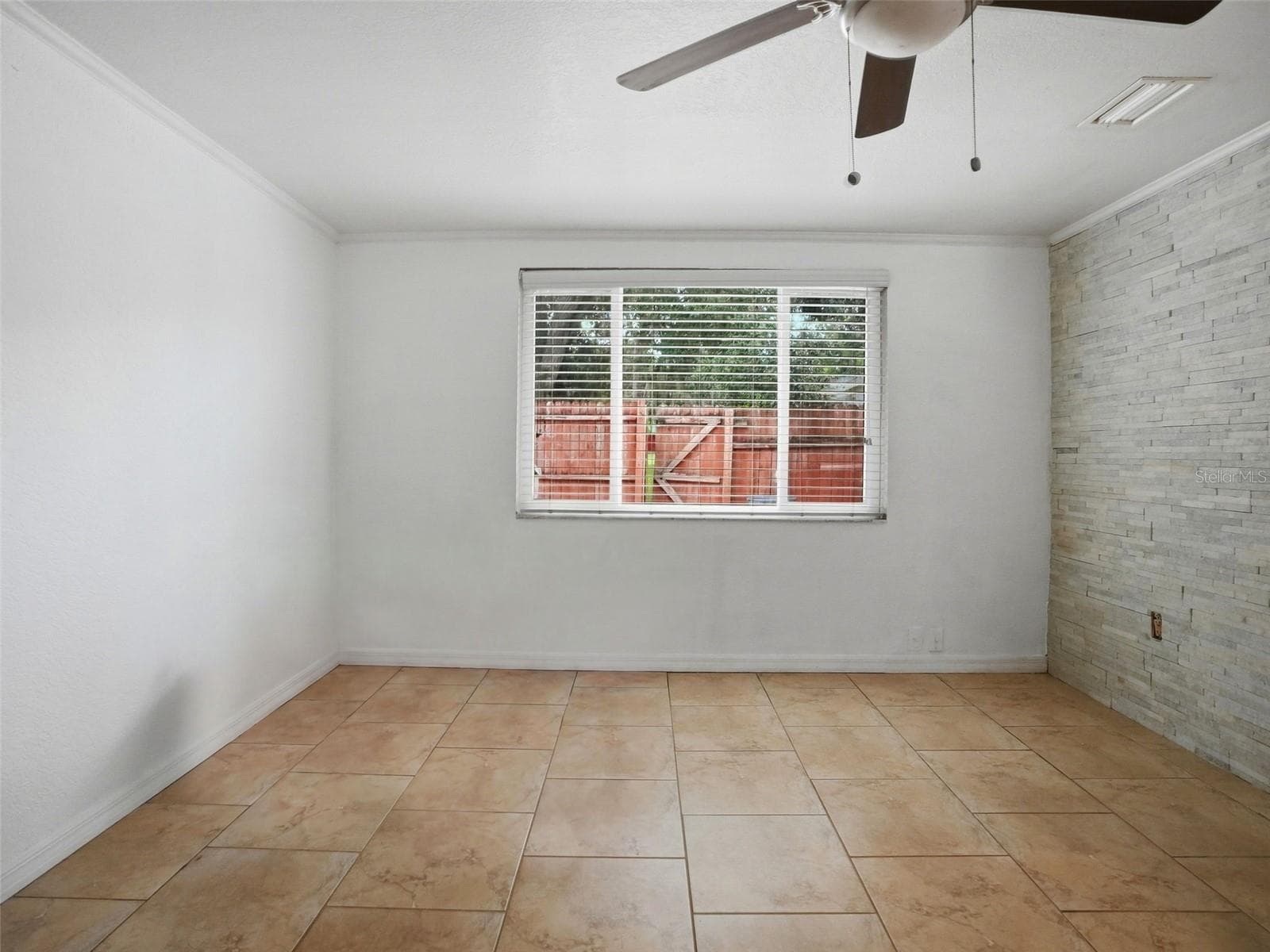 Living room - 8502 ARROWHEAD DR, HUDSON