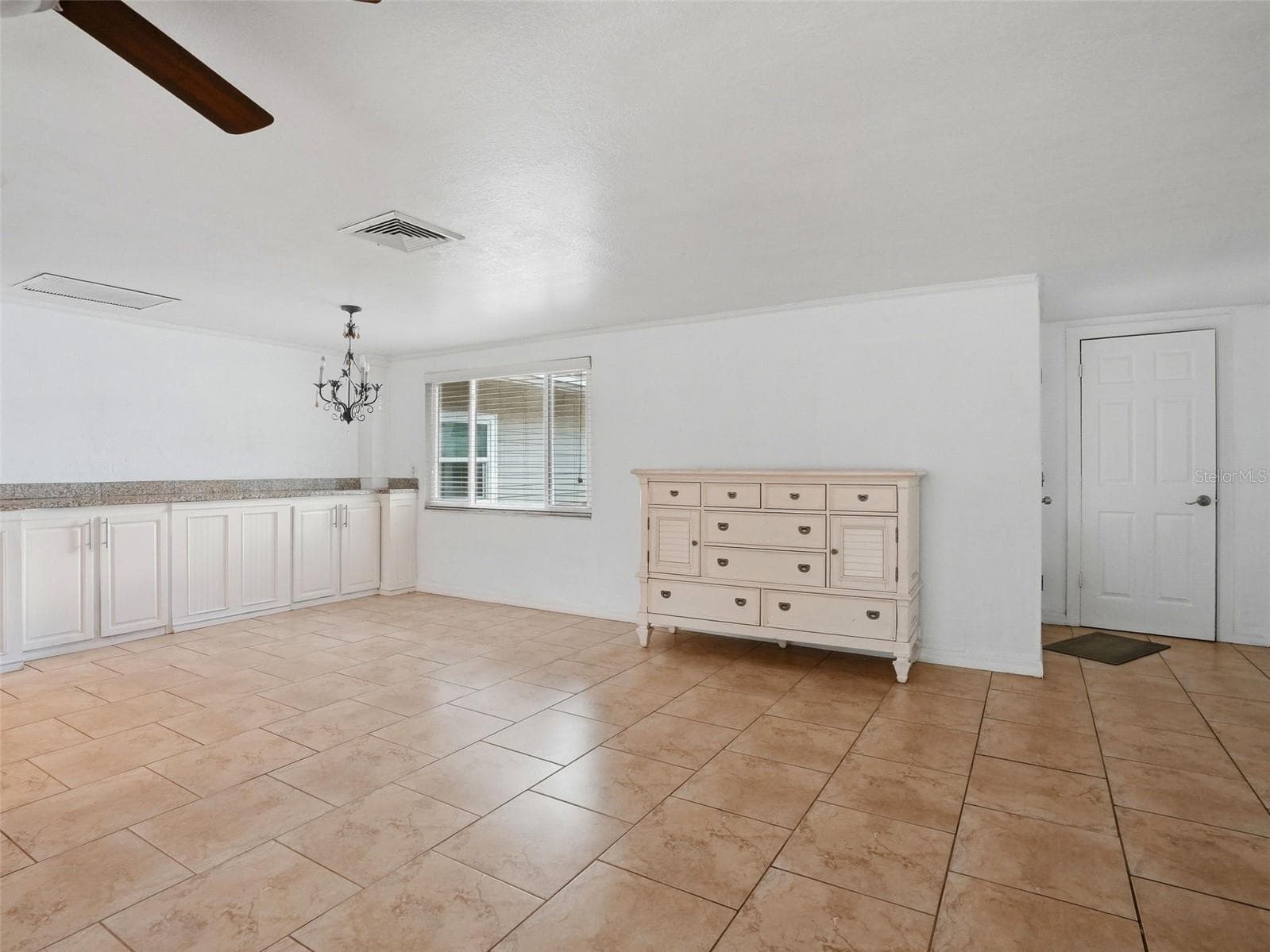 Living room - 8502 ARROWHEAD DR, HUDSON