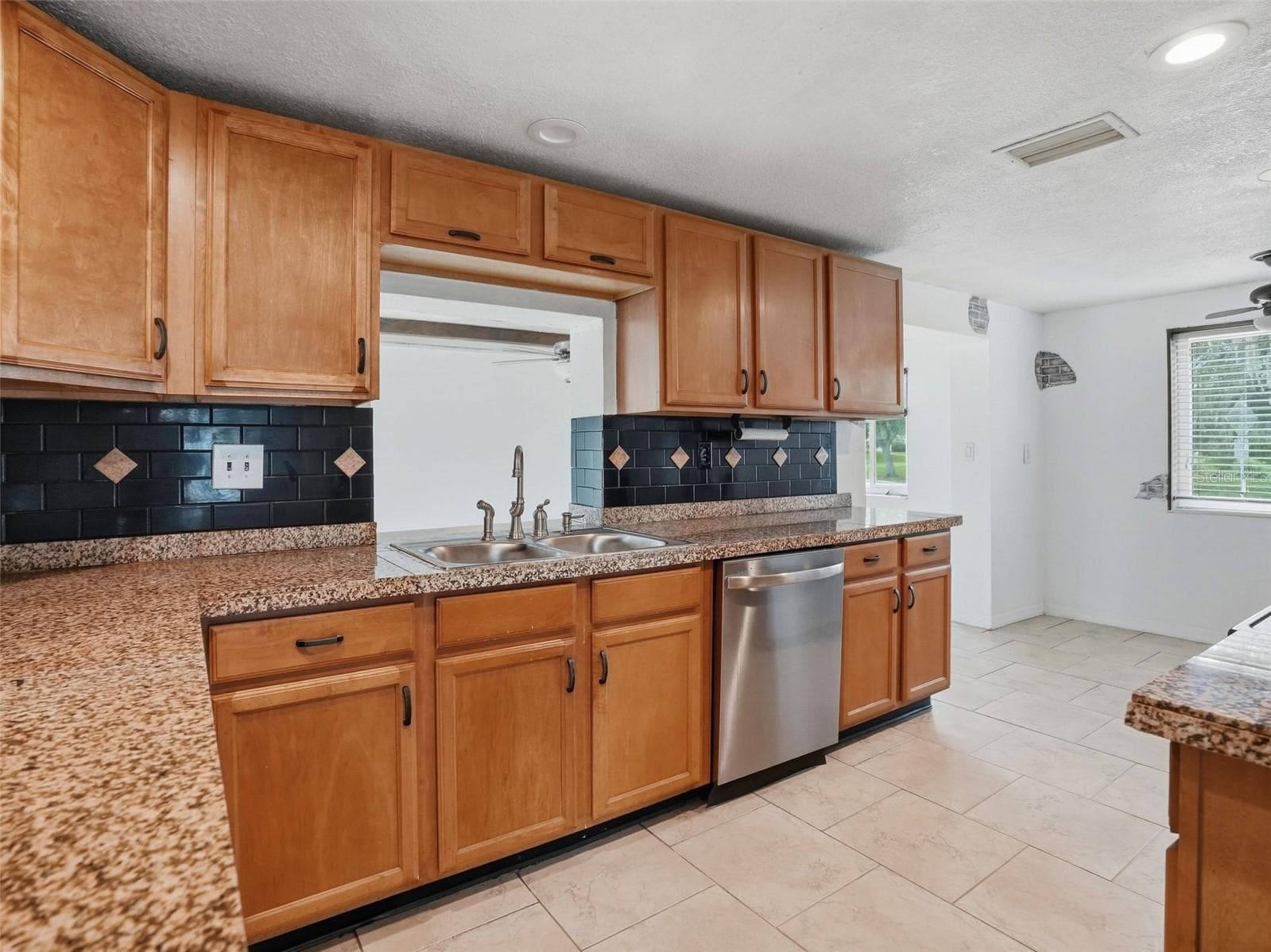 Ktichen - 8502 ARROWHEAD DR, HUDSON