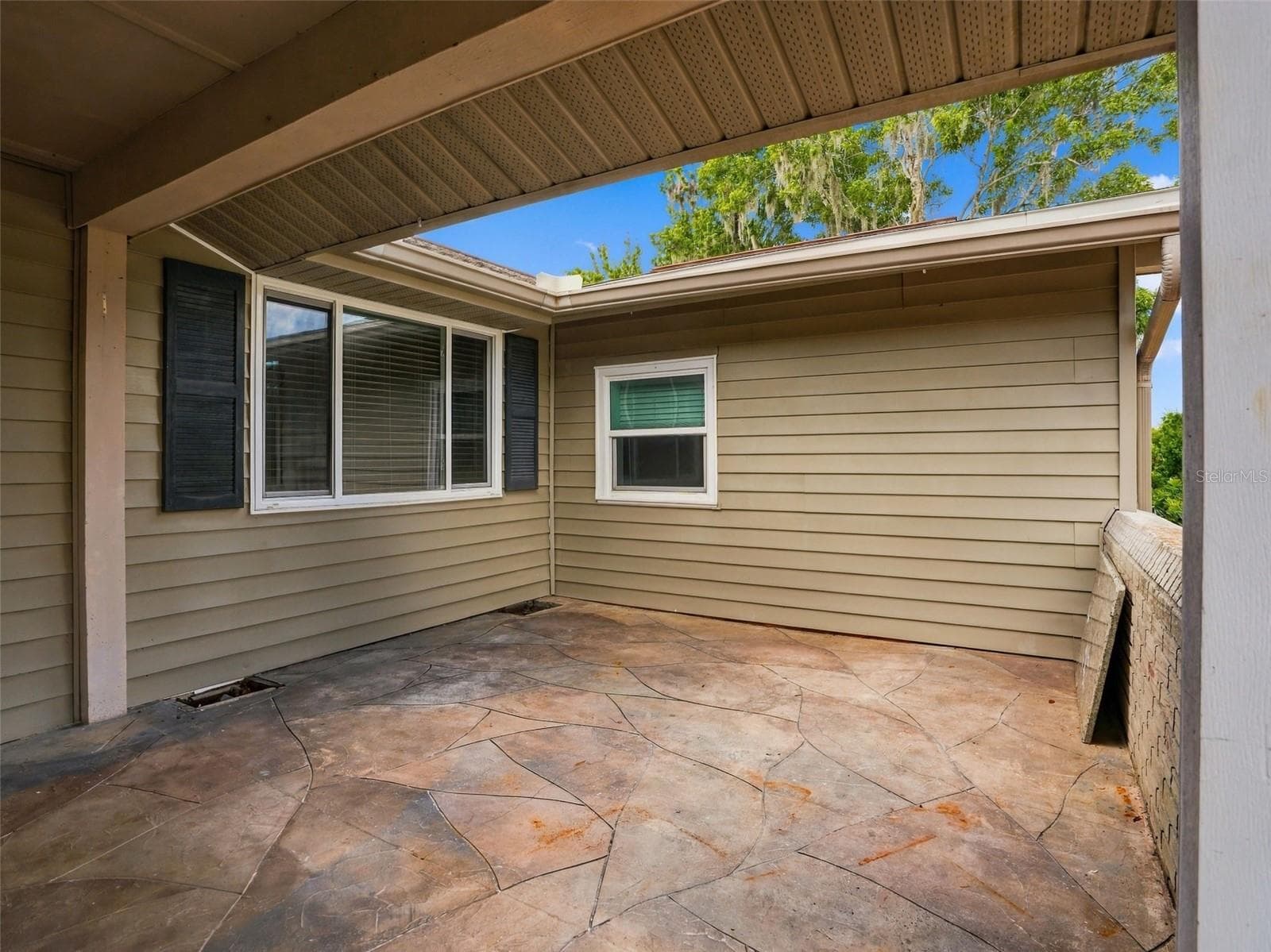 Front porch - 8502 ARROWHEAD DR, HUDSON