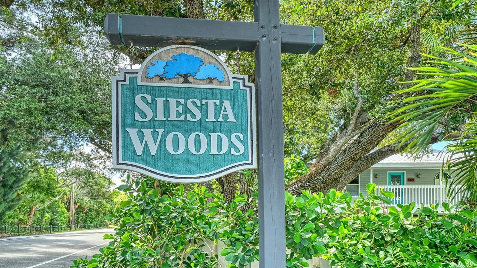 Welcome to Siesta Woods, a desirable Siesta Key neighborhood. - SARASOTA