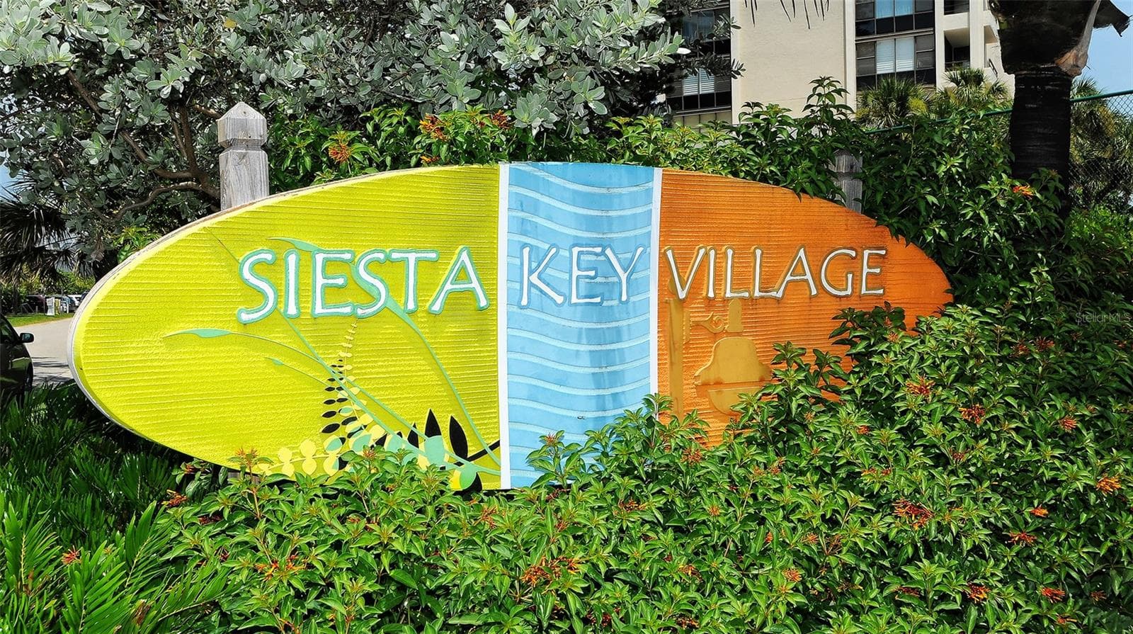 Siesta Key Village offers an array of dining, shopping and entertainment nearby. - SARASOTA