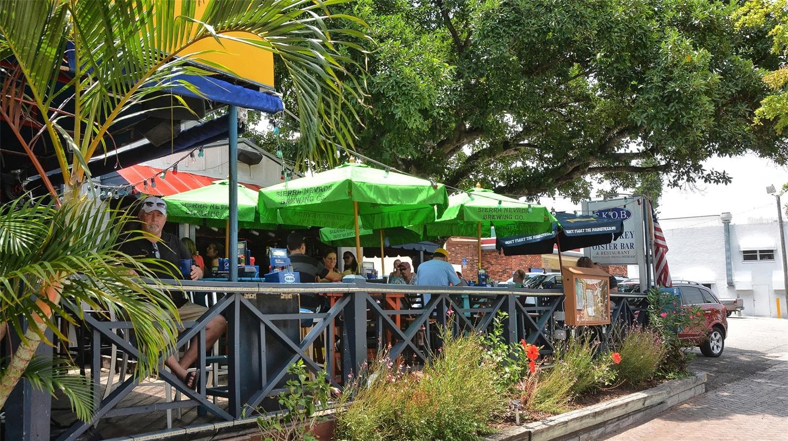 Enjoy the relaxed island atmosphere and popular destinations of Siesta Key Village. - SARASOTA