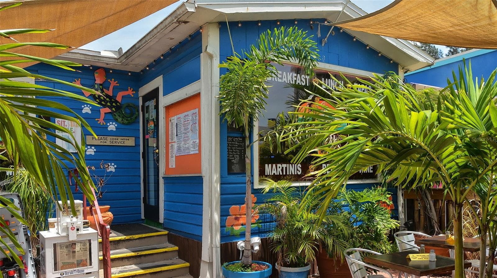 Siesta Key Village dining and entertainment are just minutes away. - SARASOTA