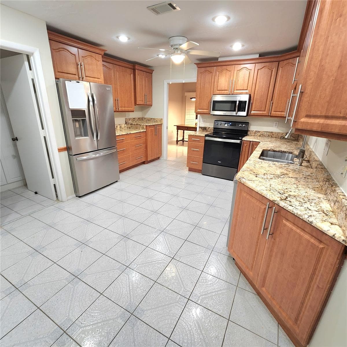 large spacious kitchen with plenty of counter space and cabinetry. - 49 SANDSTONE CIR, VENICE