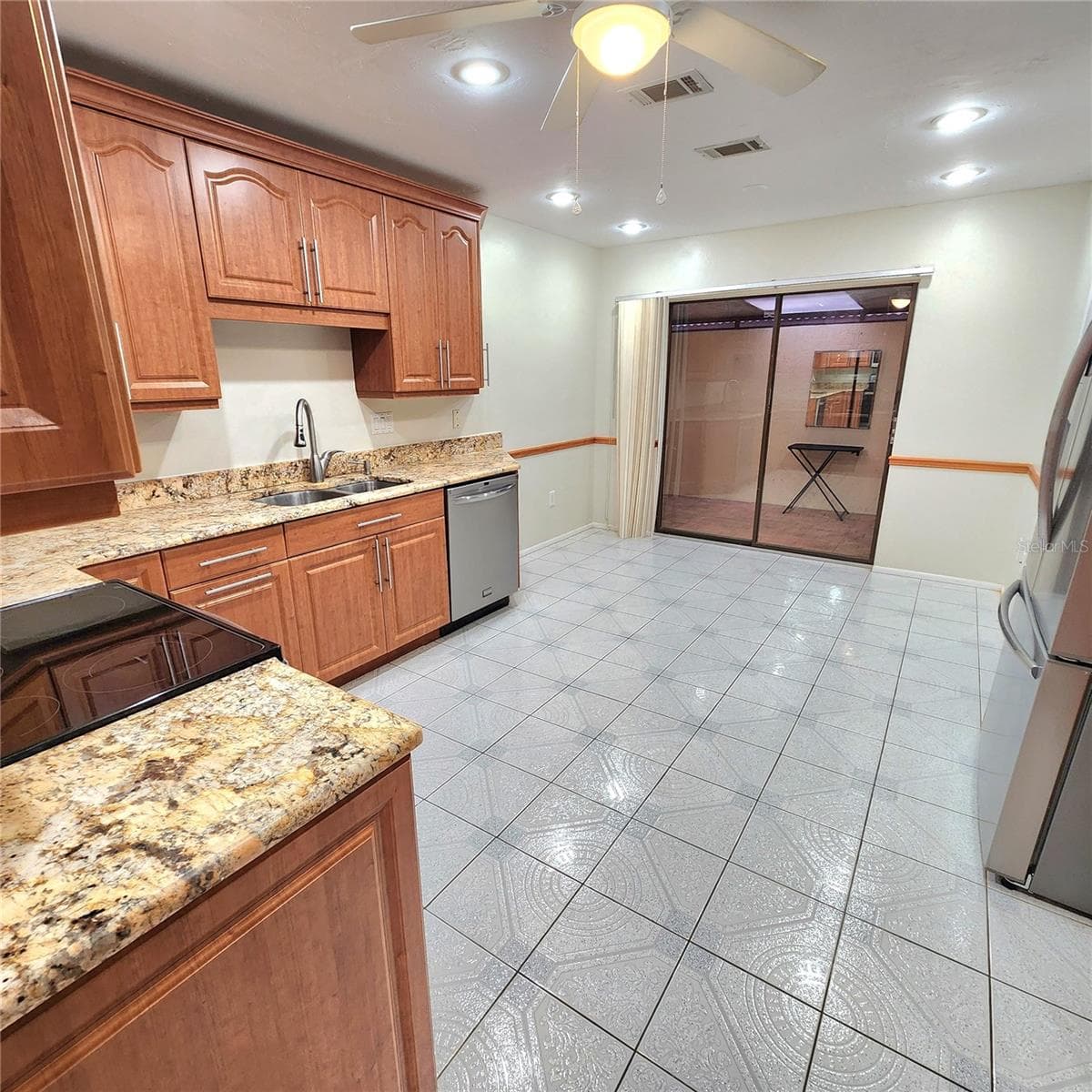 view to slider and eat in dinette area in kitchen - 49 SANDSTONE CIR, VENICE