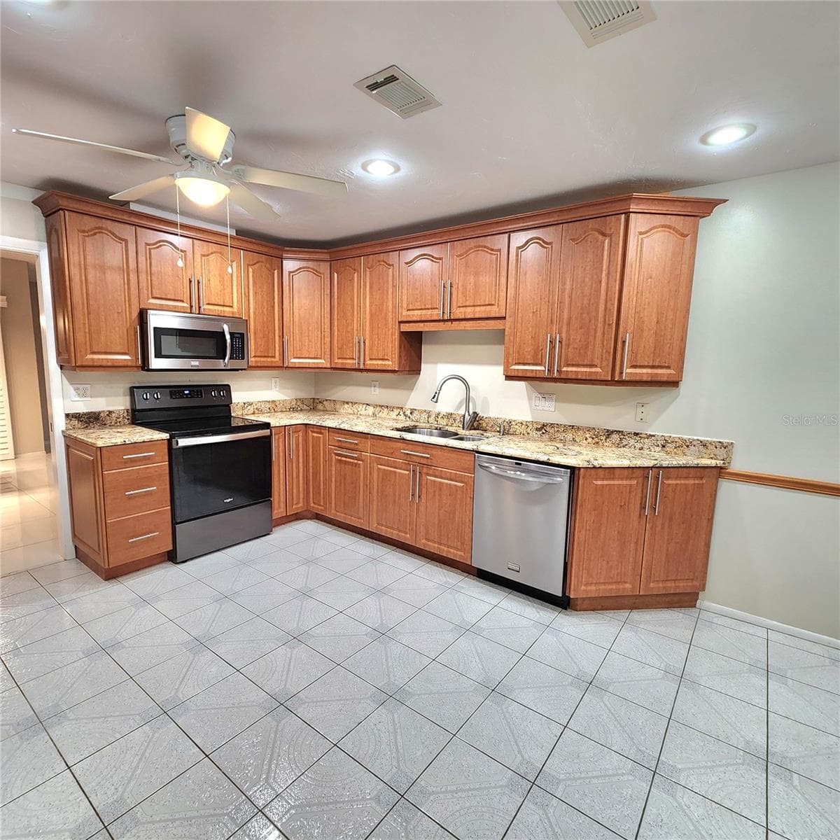 Beautiful Kitchen recessed lighting and under cabinet lighting. Ceiling fan - 49 SANDSTONE CIR, VENICE