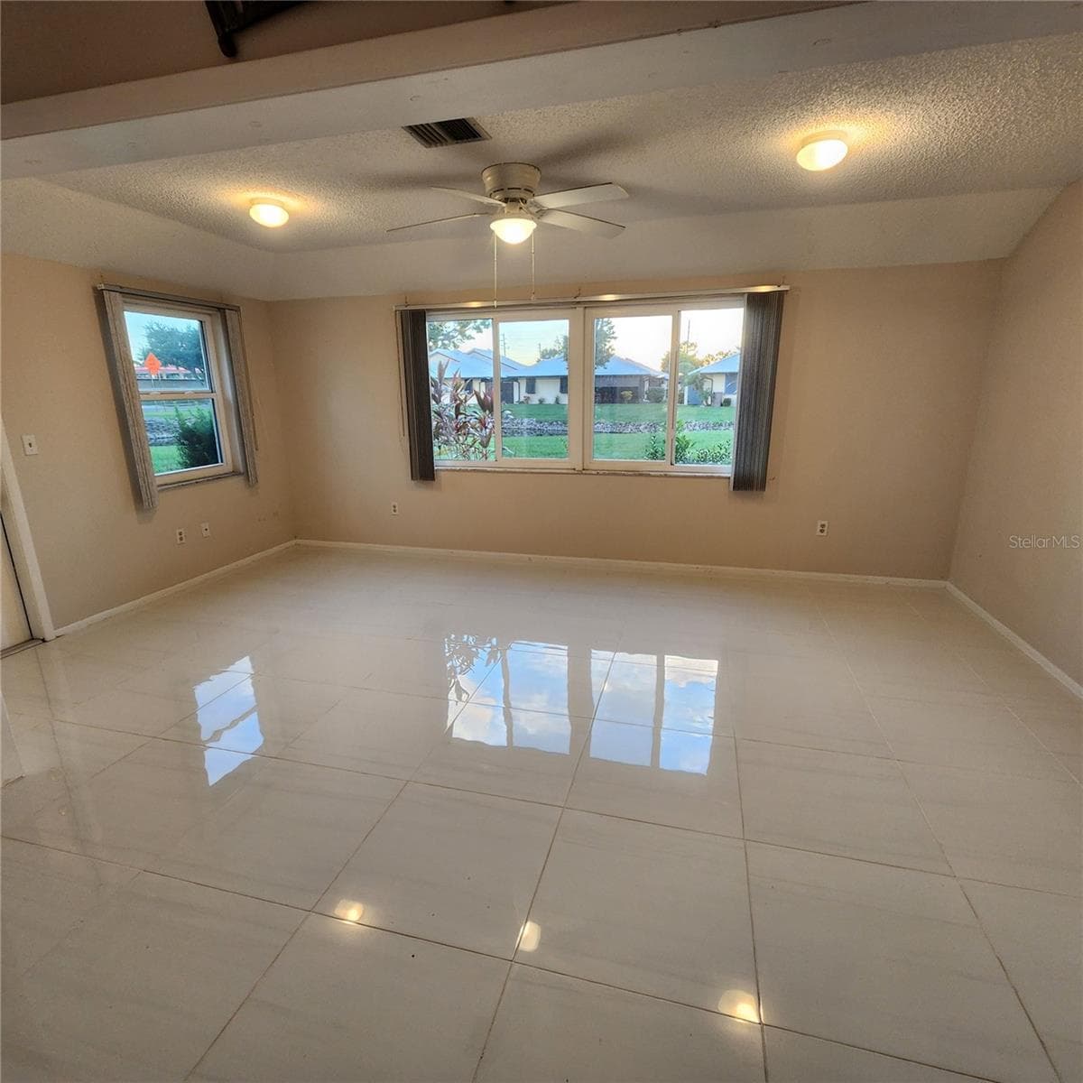 Bonus Room with impact windows - 49 SANDSTONE CIR, VENICE