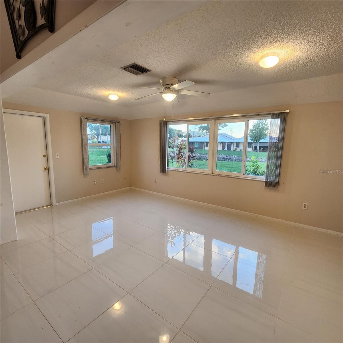 exterior door in bonus room for access to back yard - 49 SANDSTONE CIR, VENICE