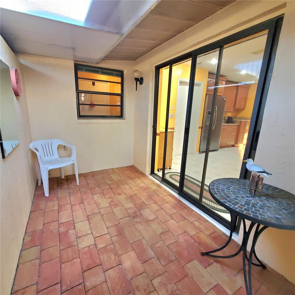 just off the kitchen dining area is an outdoor sitting area - 49 SANDSTONE CIR, VENICE