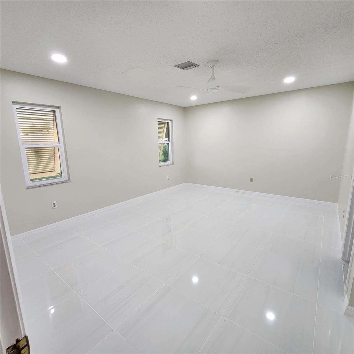 Beautiful Kitchen recessed lighting and under cabinet lighting. Ceiling fan - 49 SANDSTONE CIR, VENICE