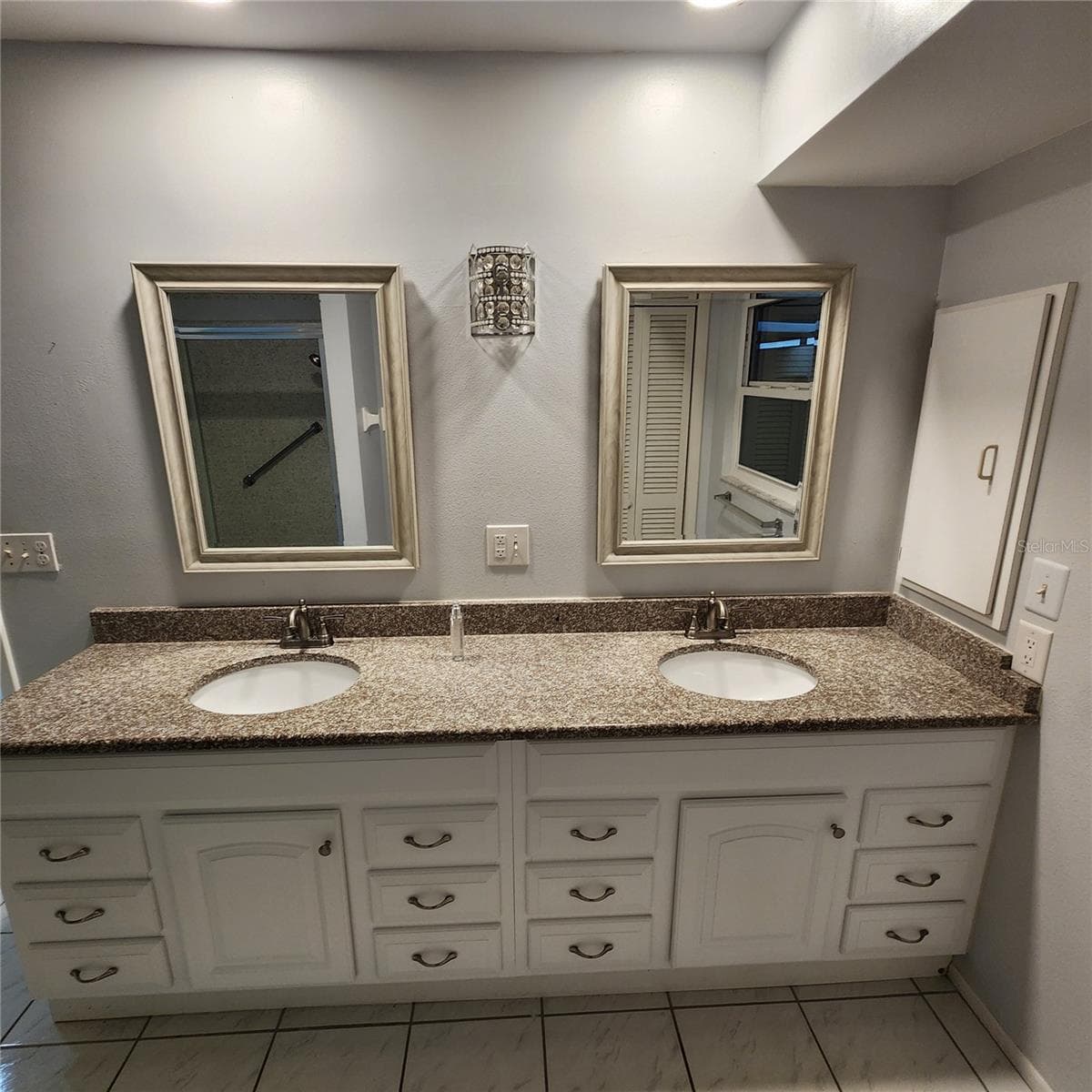 dual vanity with mirrors - 49 SANDSTONE CIR, VENICE
