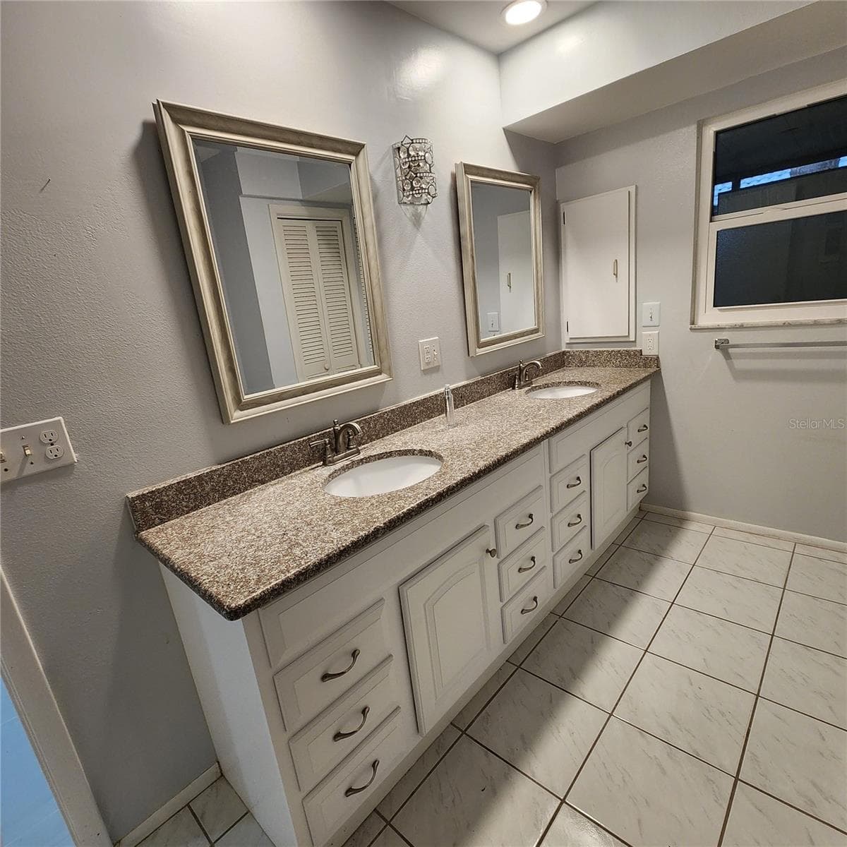 primary bath vanity and impact window - 49 SANDSTONE CIR, VENICE