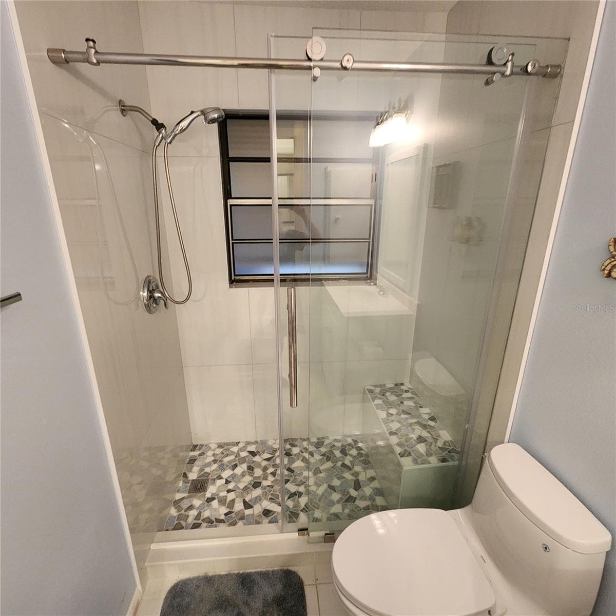wall tile goes floor to ceiling - 49 SANDSTONE CIR, VENICE