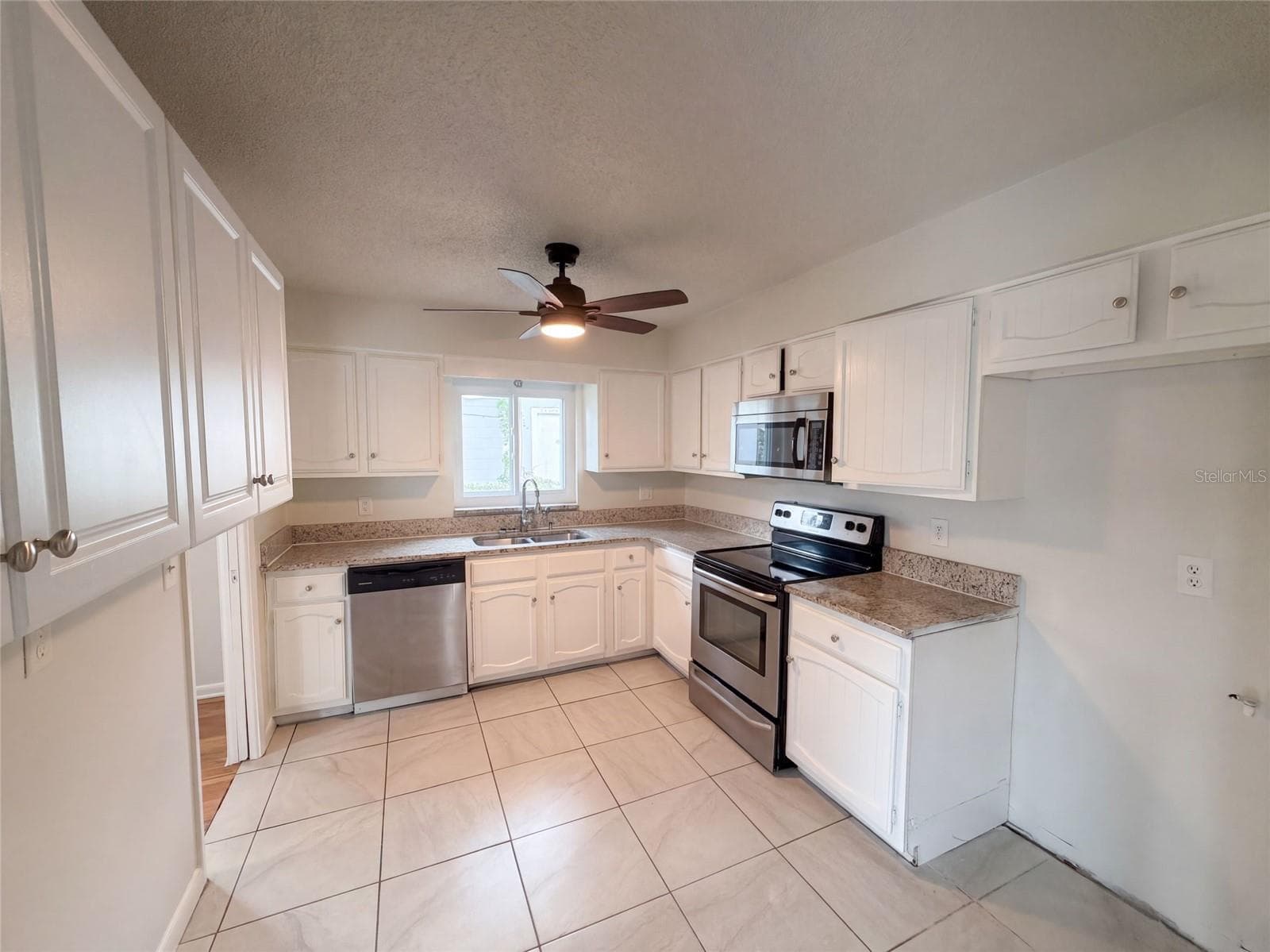 Single Family Residence at 4610 DEVON AVE, LAKELAND, photo 2 of 19