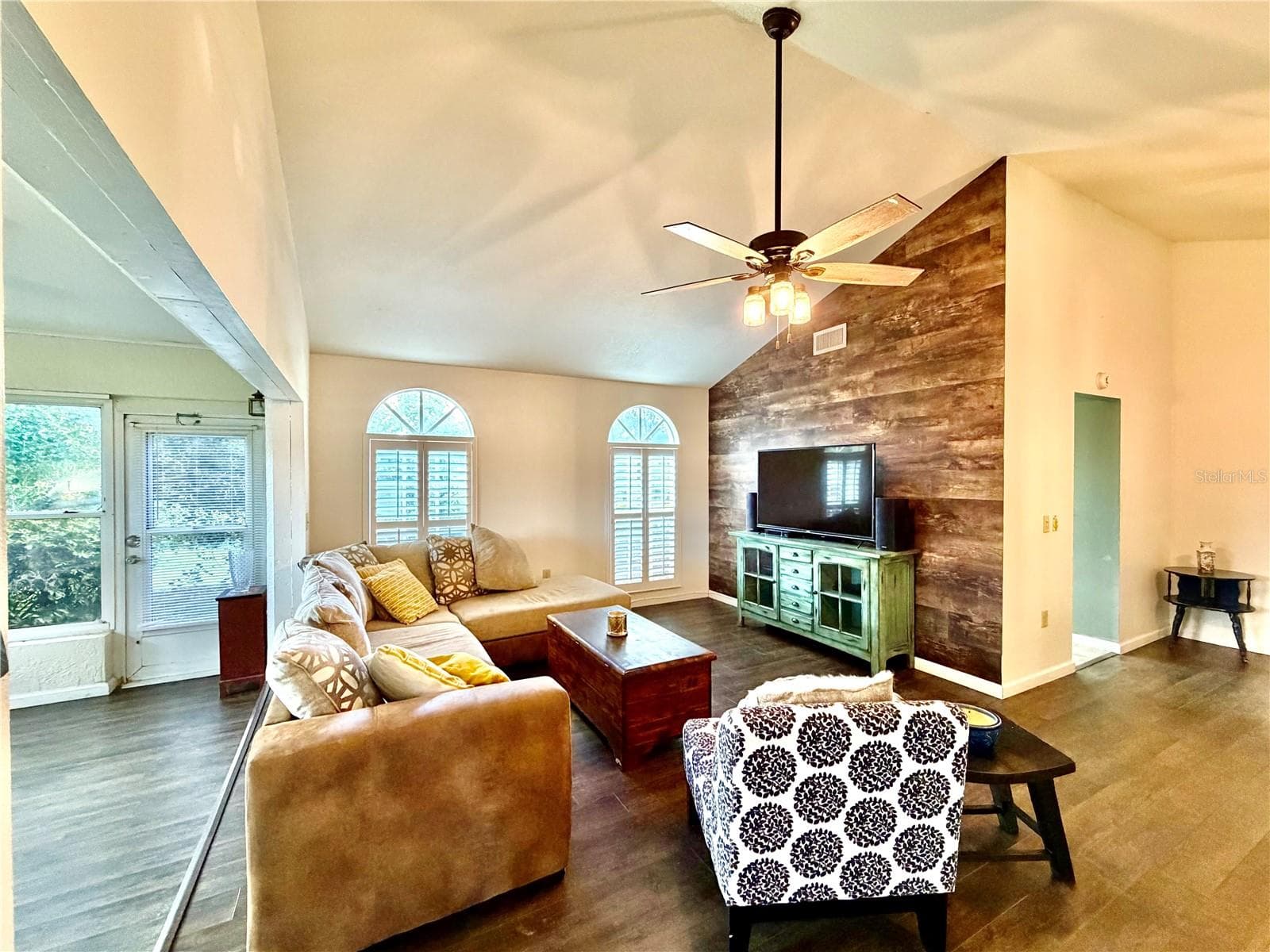 Vaulted ceilings, plantation shutters and bright & airy - 3606 57TH AVENUE DR W, BRADENTON