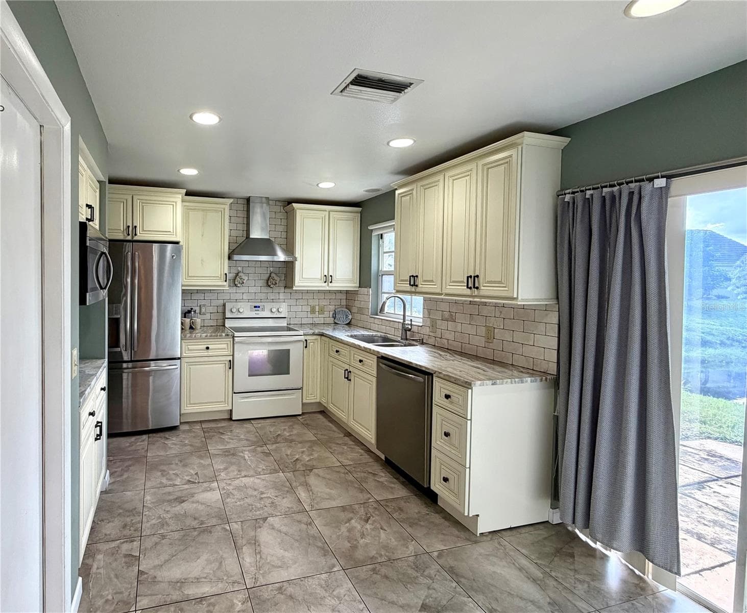 Updated kitchen with granite counters and penty of smart cabinet space for any chef - 3606 57TH AVENUE DR W, BRADENTON