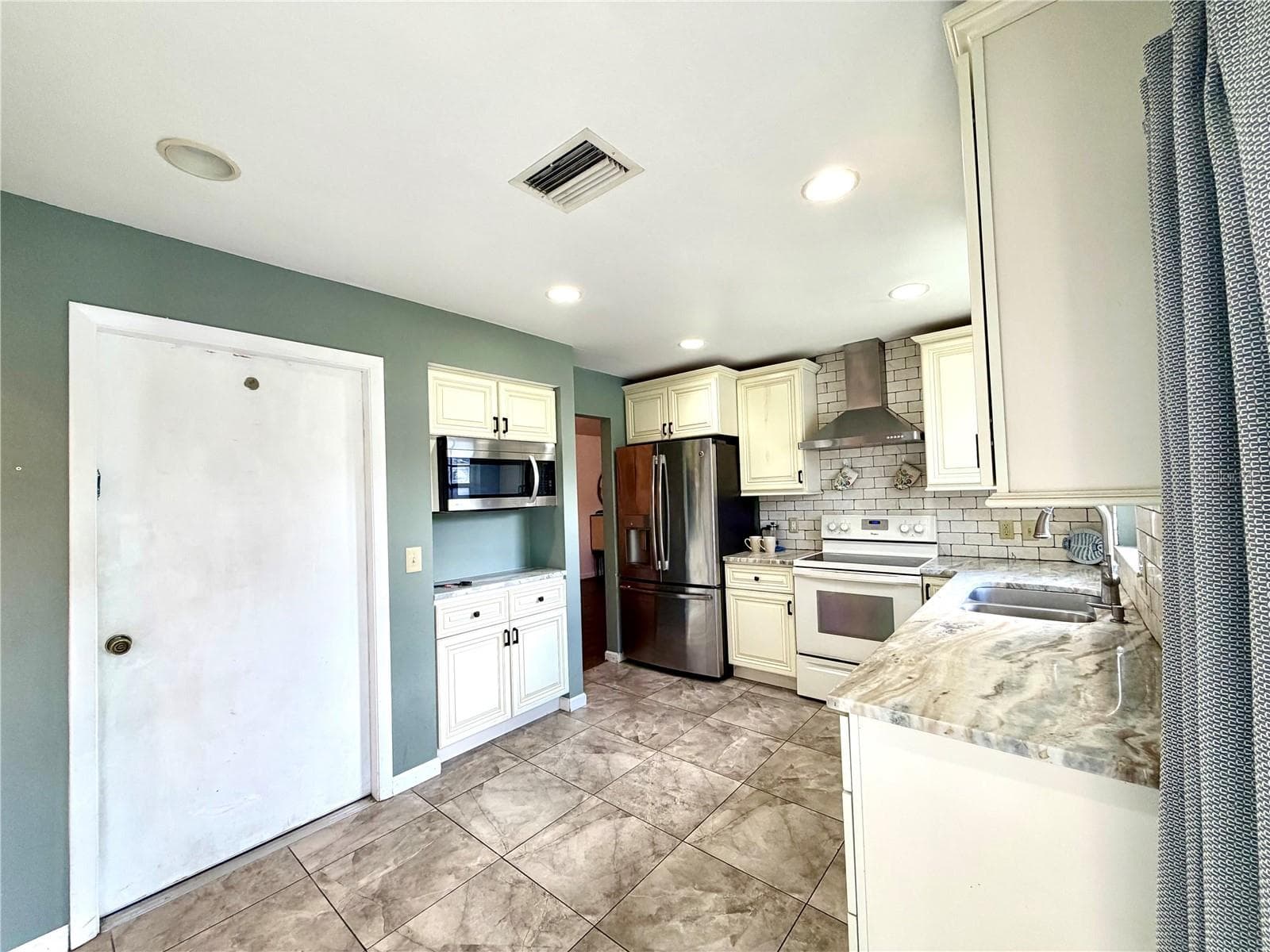 Condominium at 3606 57TH AVENUE DR W, BRADENTON, photo 13 of 39