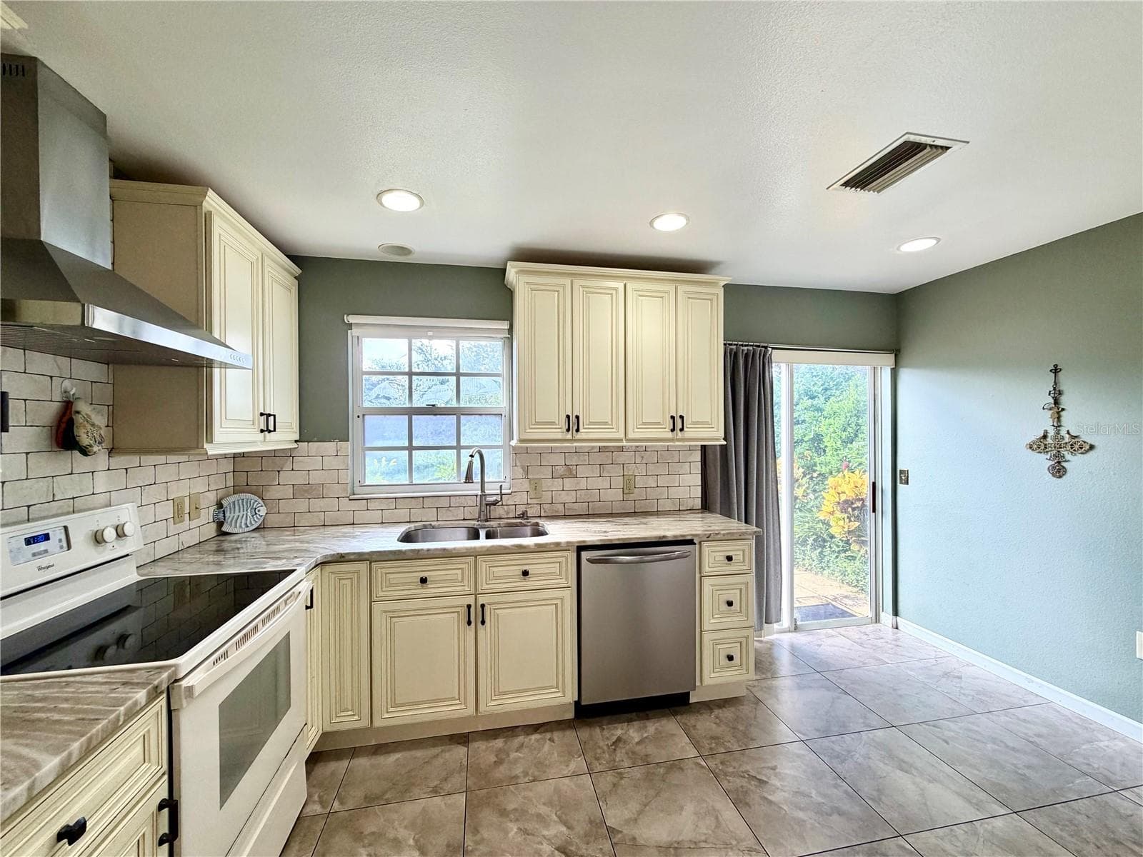 Condominium at 3606 57TH AVENUE DR W, BRADENTON, photo 14 of 39
