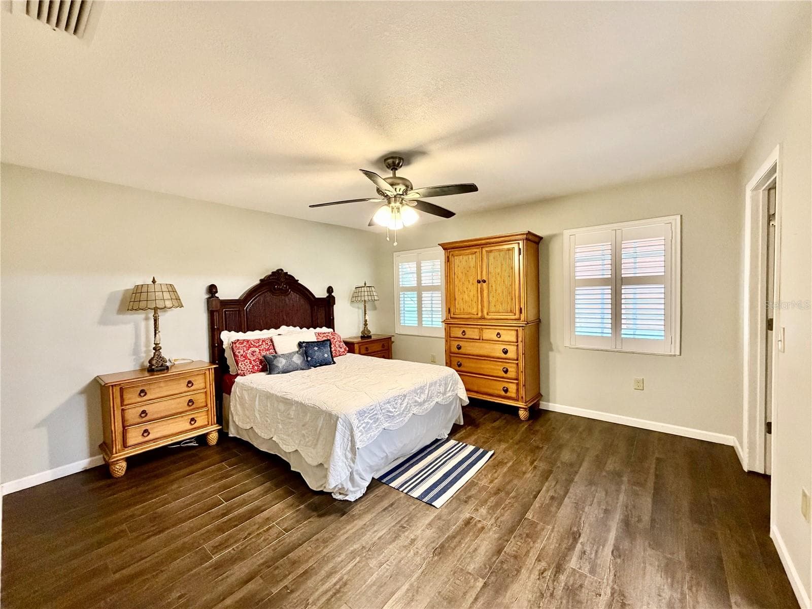 Over-sized primary suite with plenty of room for furniture or a corner chair - 3606 57TH AVENUE DR W, BRADENTON