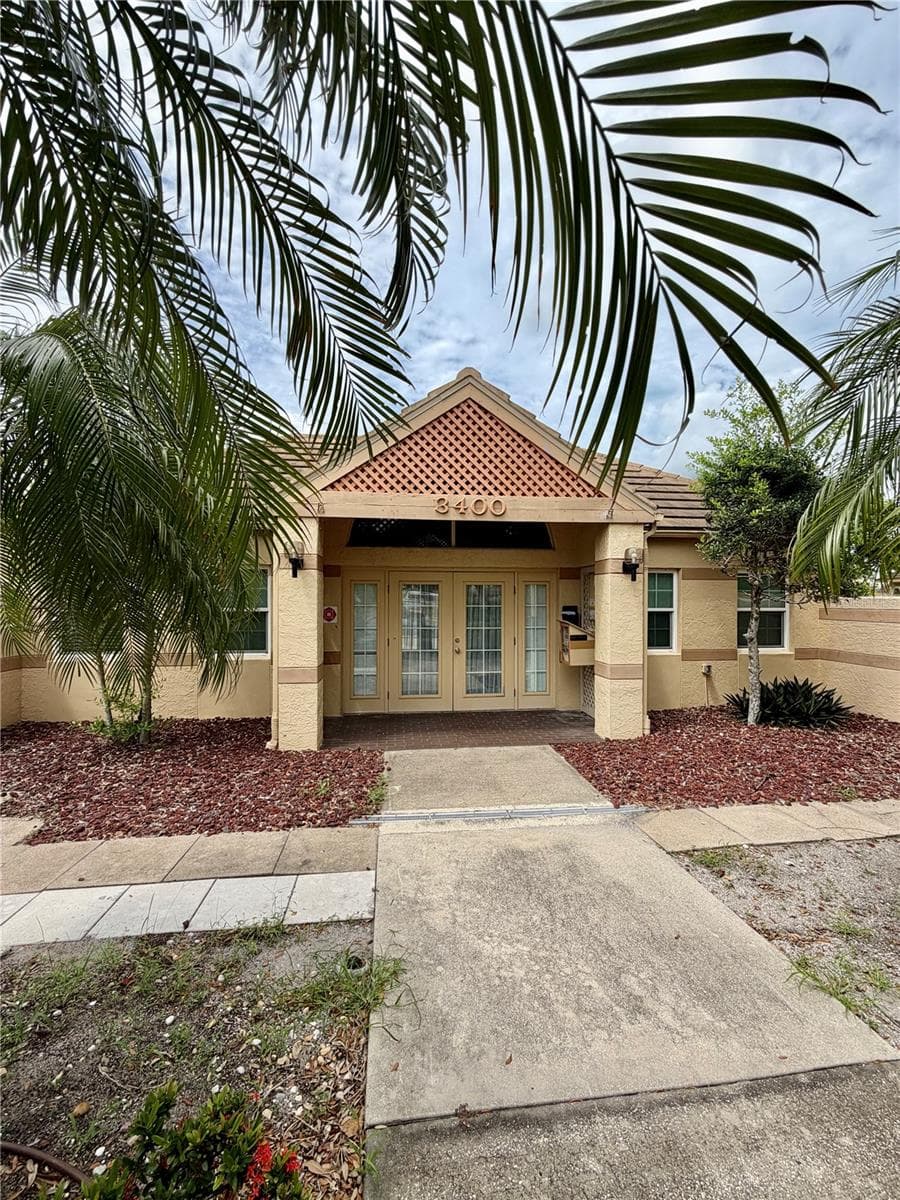 Community pool with restrooms and shower - 3606 57TH AVENUE DR W, BRADENTON