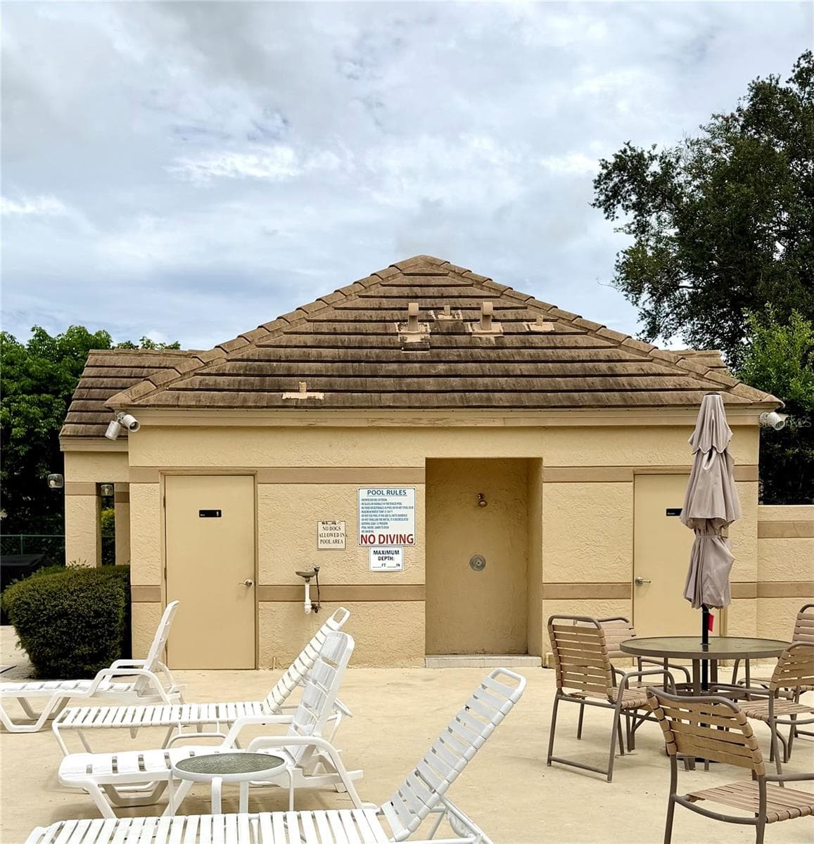 Community pool with restrooms and shower - 3606 57TH AVENUE DR W, BRADENTON