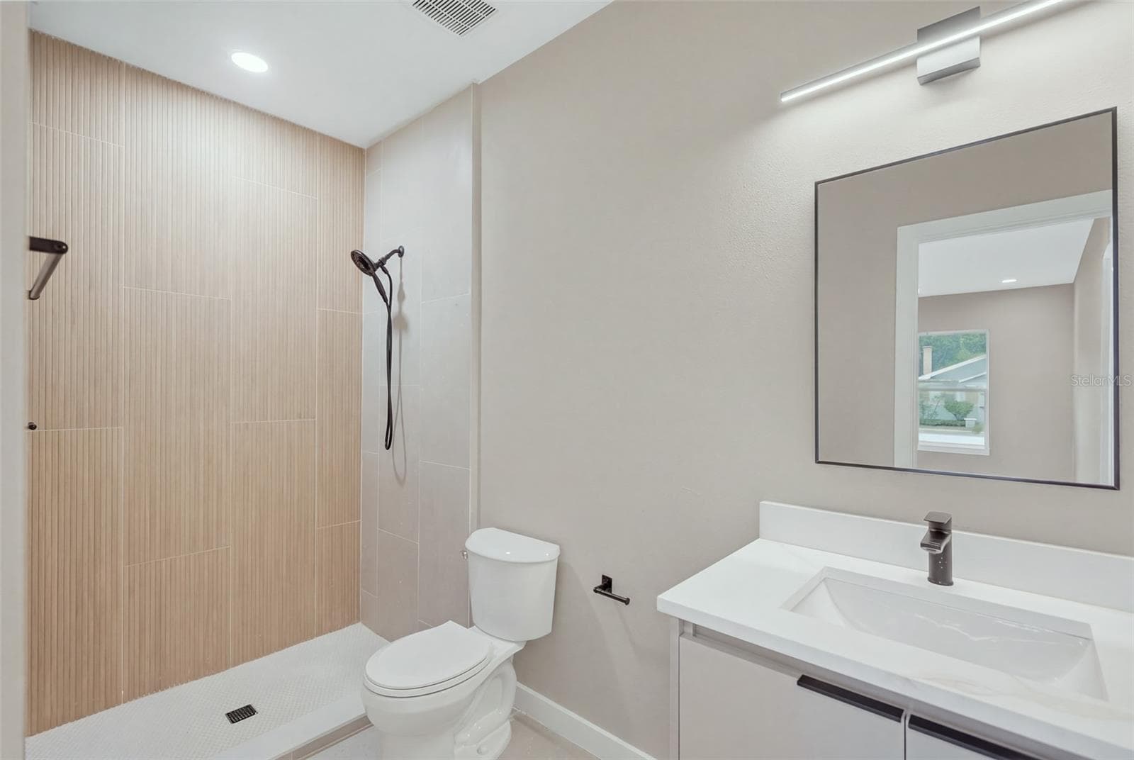 First floor en-suite bathroom - 2142 5TH AVE N, ST PETERSBURG