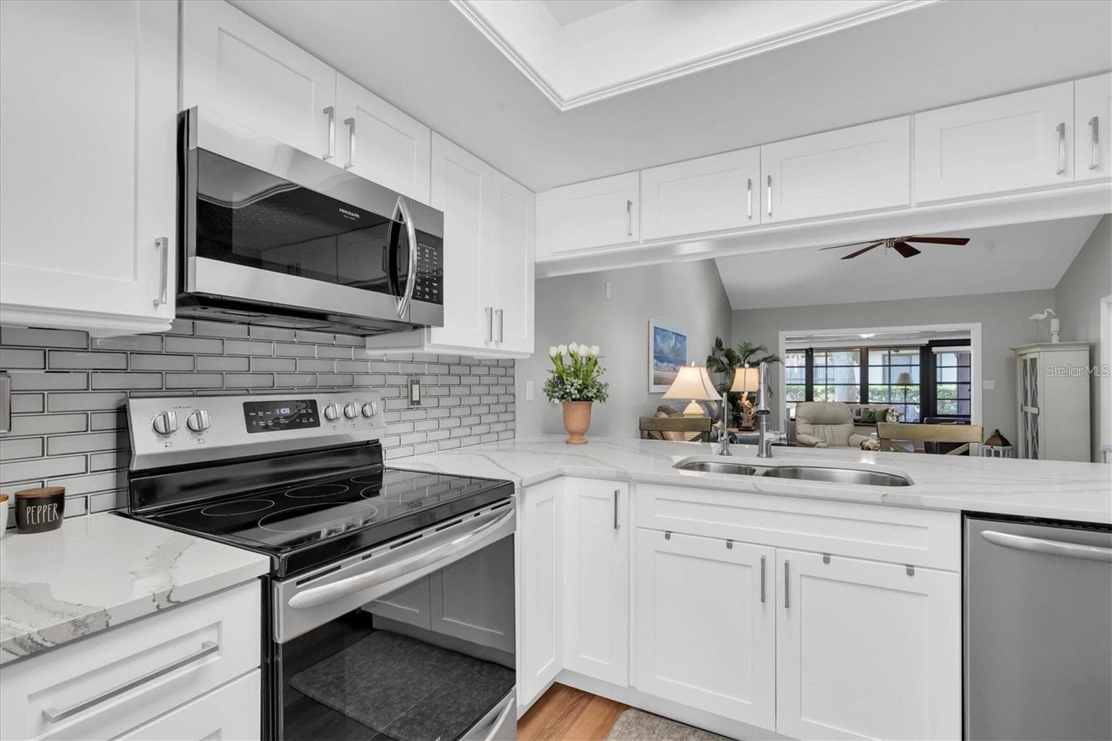 Renovated kitchen with high end finishes - 9312 GOLF VIEW DR #3, NEW PORT RICHEY