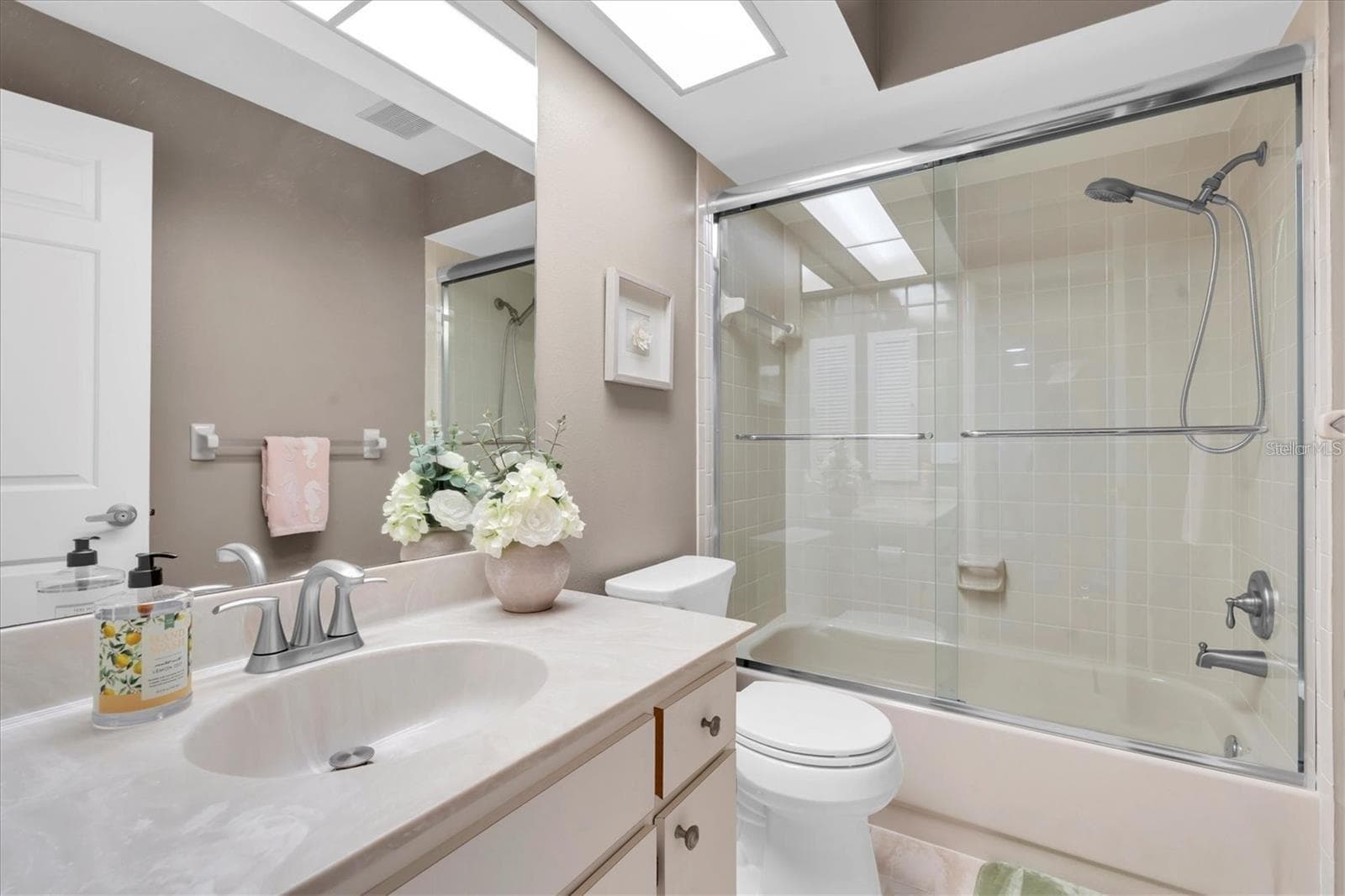 Ensuite Bath WITH WALK-IN SHOWER - 9312 GOLF VIEW DR #3, NEW PORT RICHEY