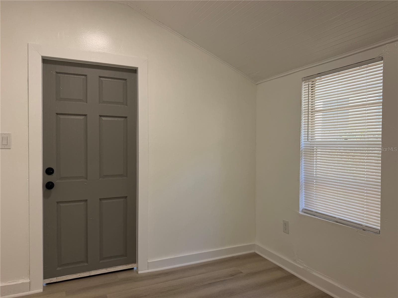 Living Area & Front Door - 8316 N KLONDYKE ST, TAMPA