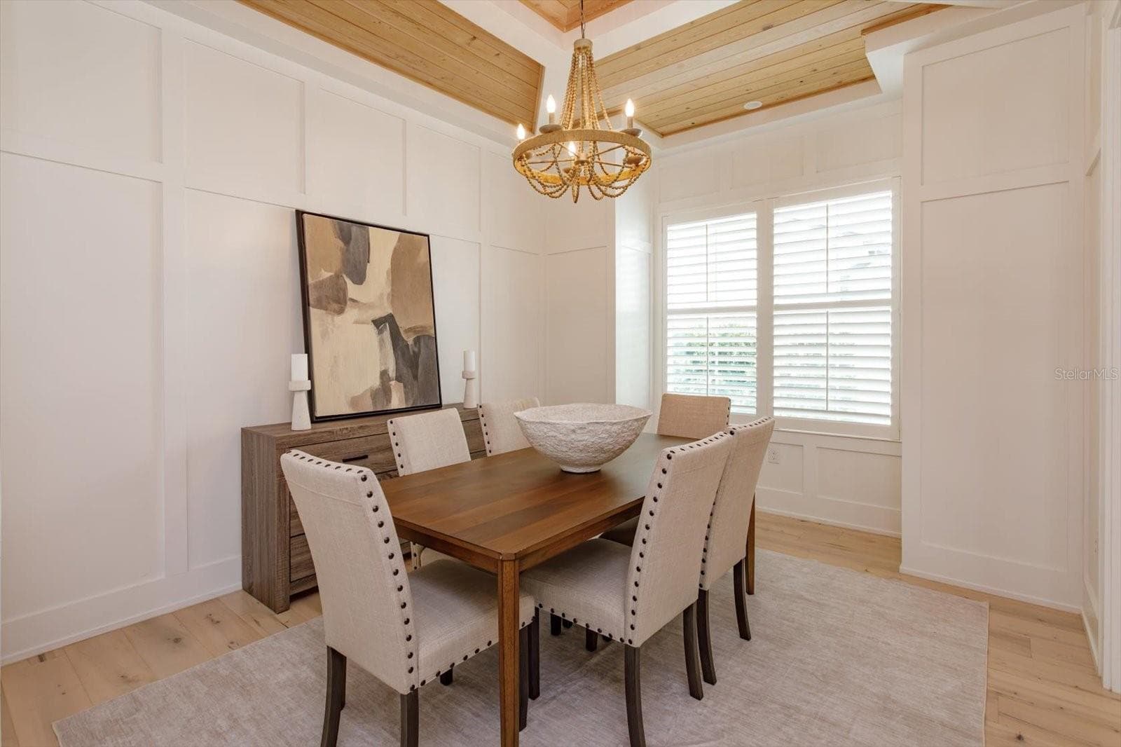 Dining room with wainscoting and tray ceiling - 533 COUNTRY CLUB DR, WINTER PARK