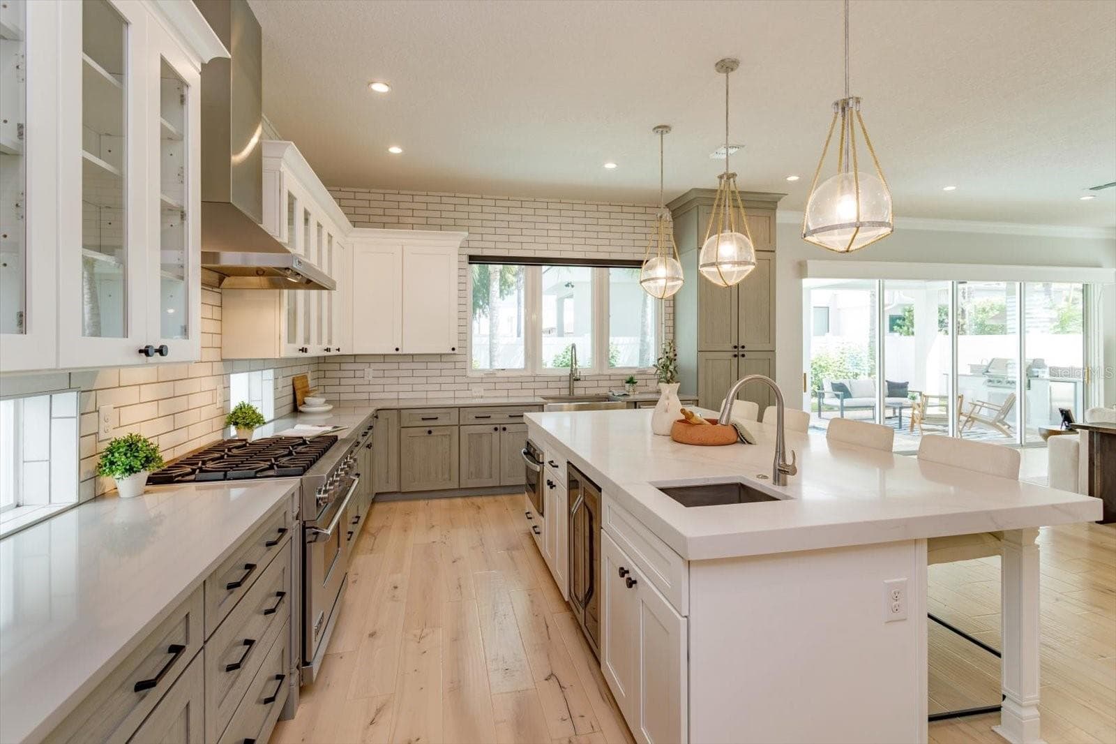 Viking appliance package and quartz counter tops - 533 COUNTRY CLUB DR, WINTER PARK