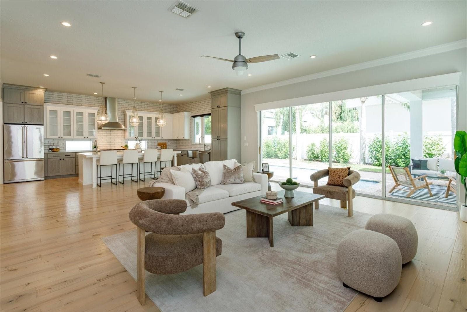 Great room opens up to lanai with floor to ceiling sliders - 533 COUNTRY CLUB DR, WINTER PARK