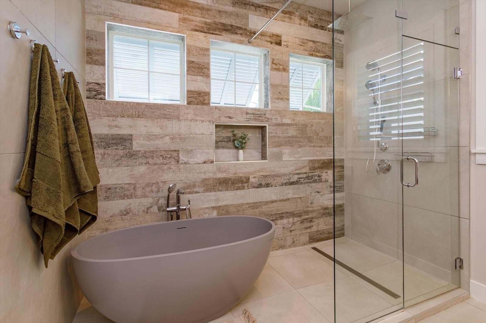 Primary bath with soaking tub and seamless glass shower - 533 COUNTRY CLUB DR, WINTER PARK