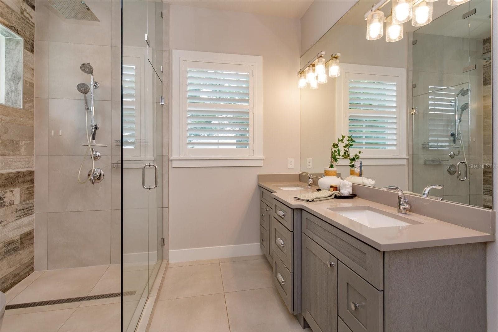 Primary ensuite with dual sinks in a quartz-topped vanity - 533 COUNTRY CLUB DR, WINTER PARK