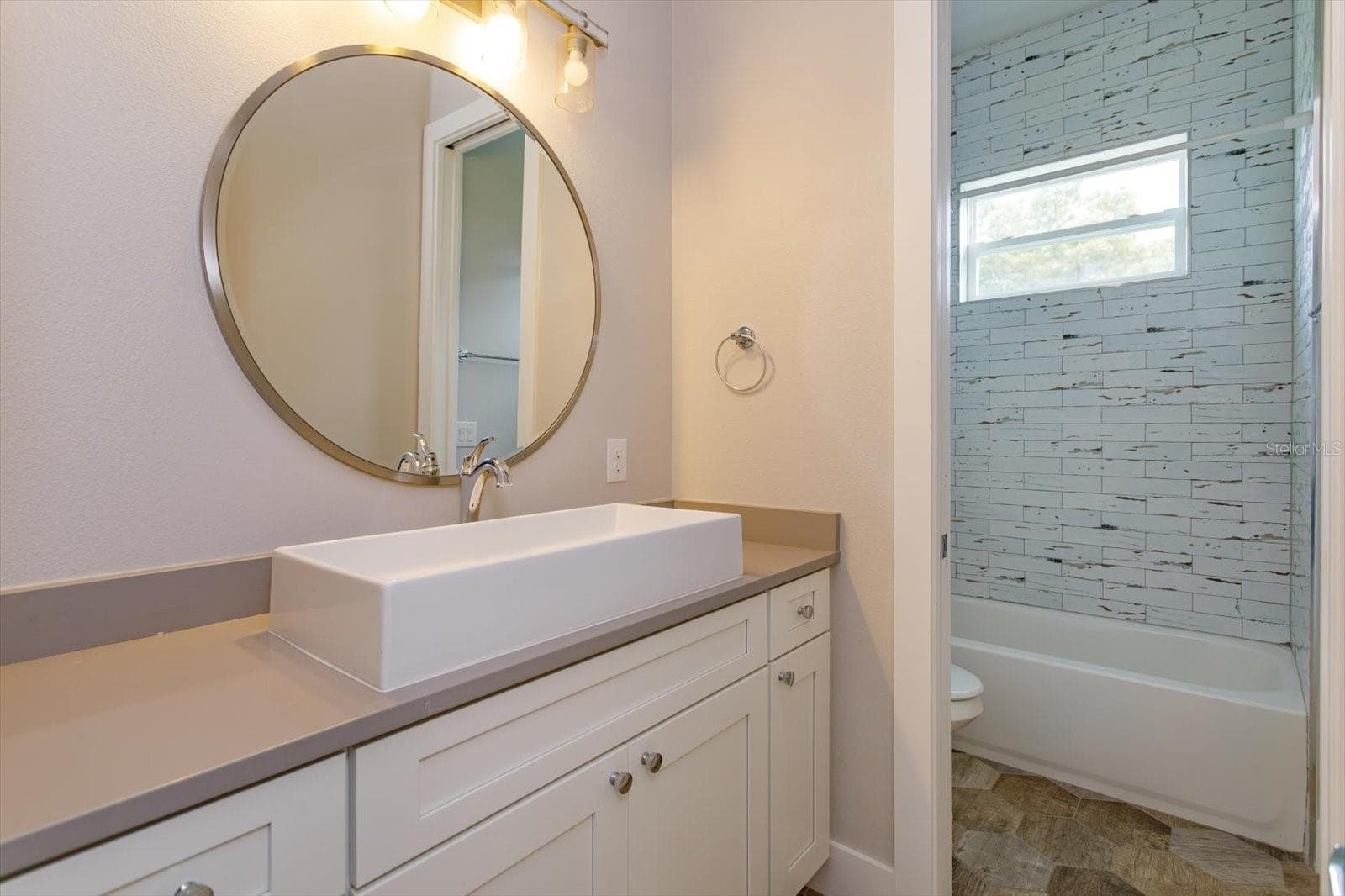 Second floor guest bath - 533 COUNTRY CLUB DR, WINTER PARK