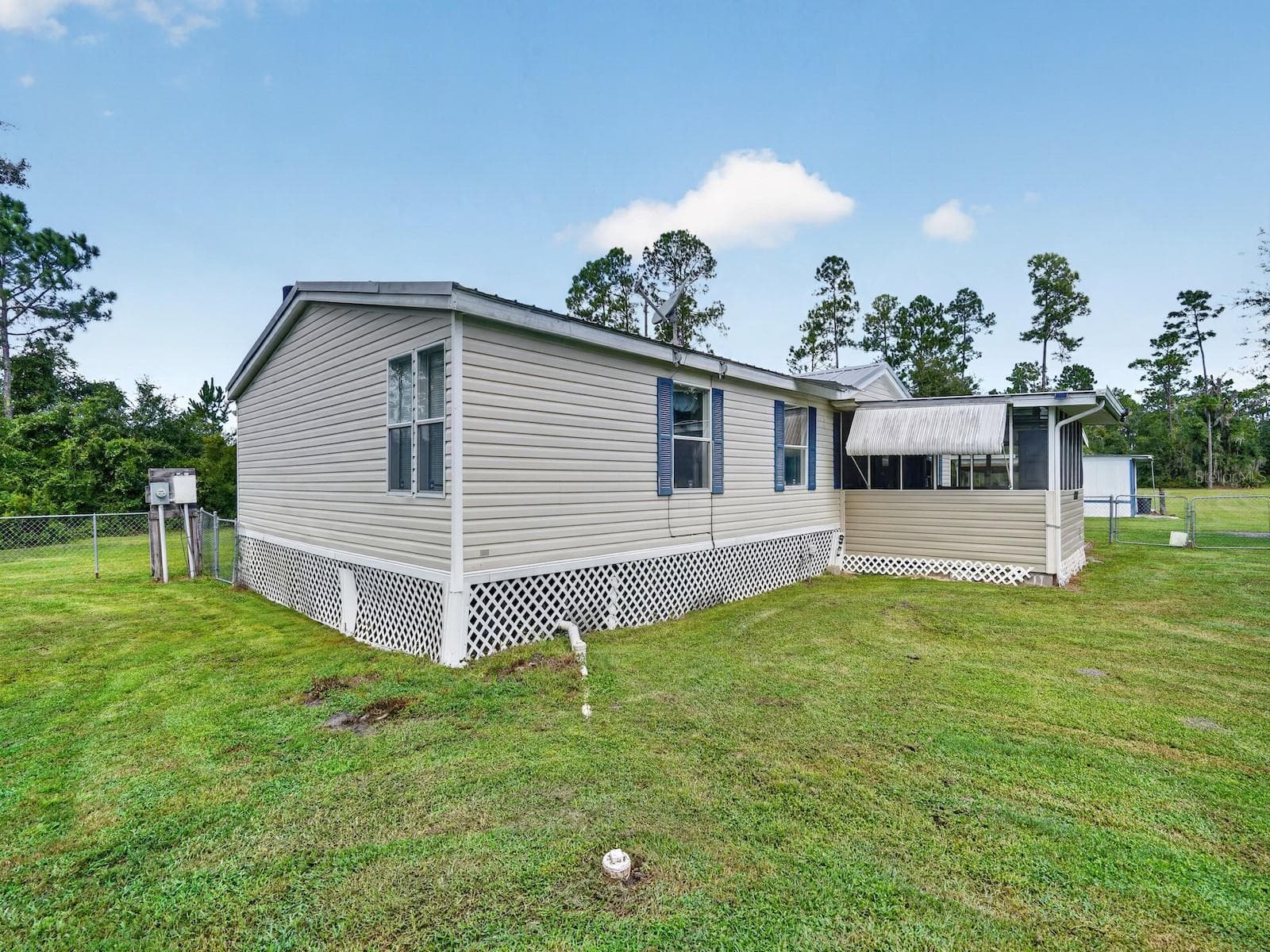 Manufactured Home at 18748 NE 148TH TERRACE RD, FORT MC COY, photo 35 of 53