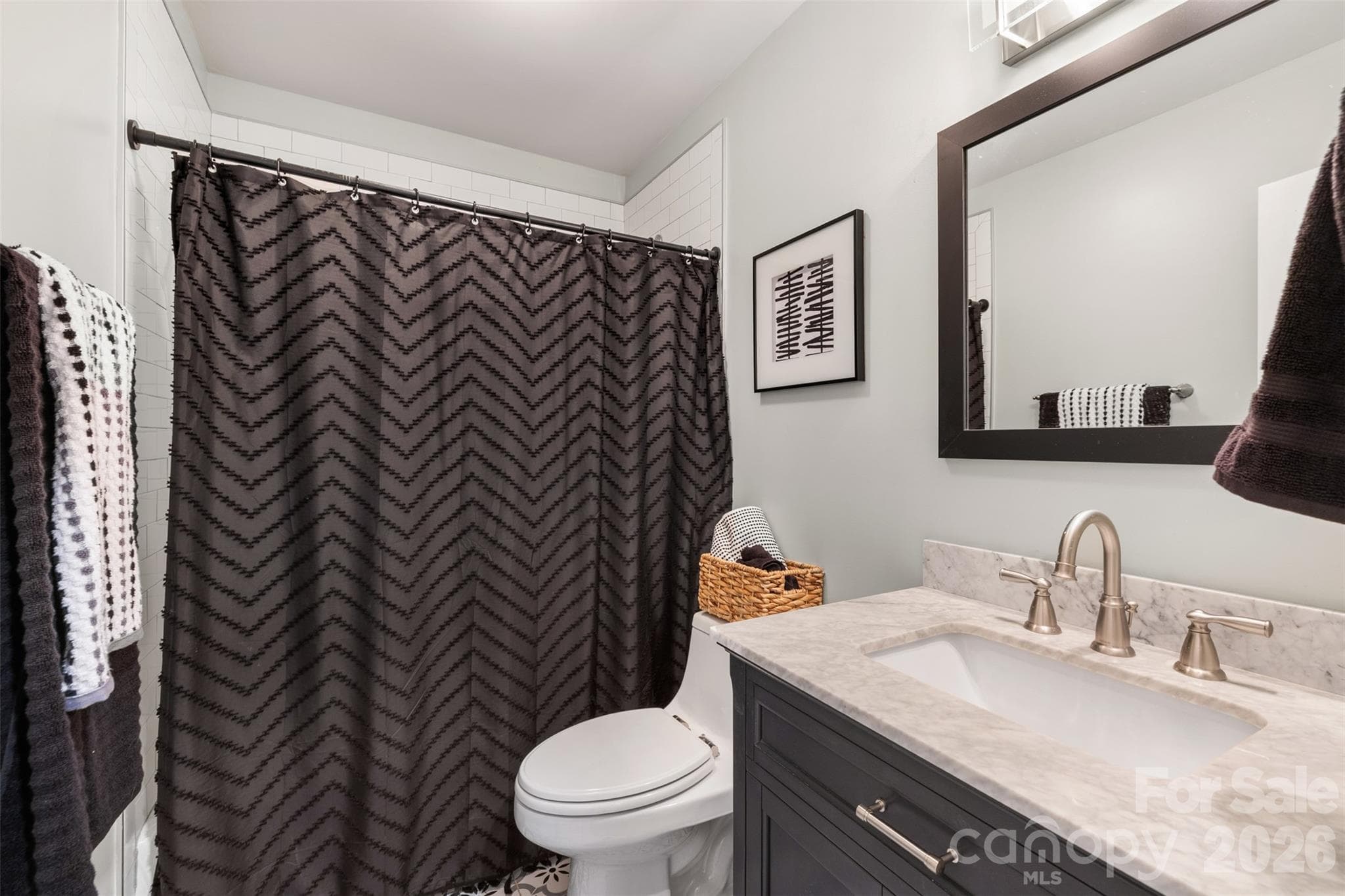 Full bathroom in lower level features tub shower combo - 27 Timberidge Drive, Lake Wylie