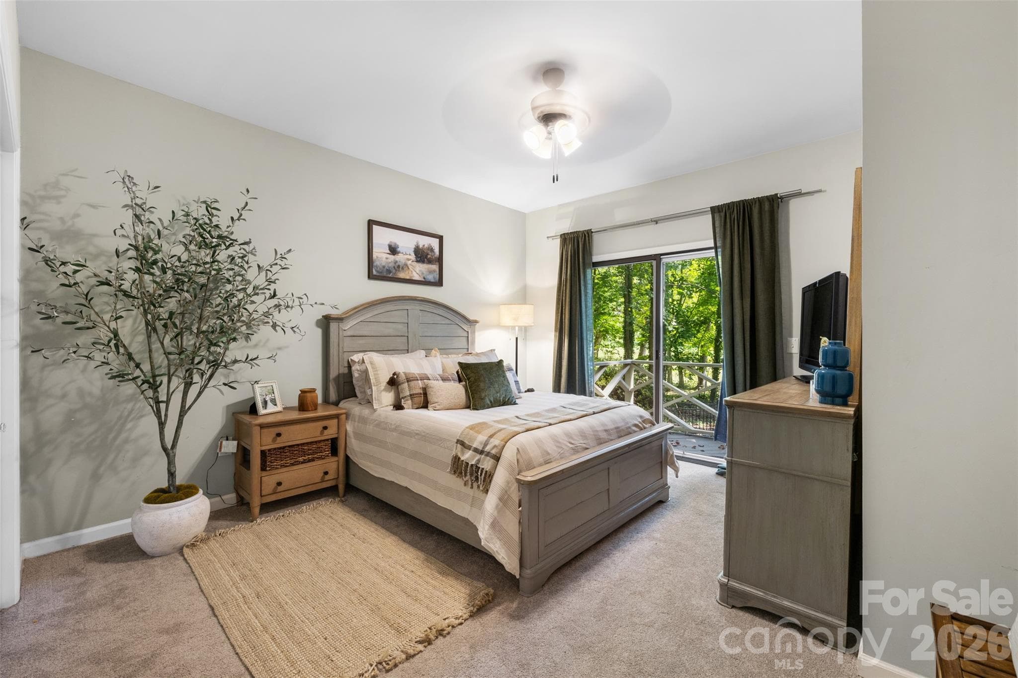 Bedroom 3 in lower level with spacious custom closet and sliders to deck - 27 Timberidge Drive, Lake Wylie